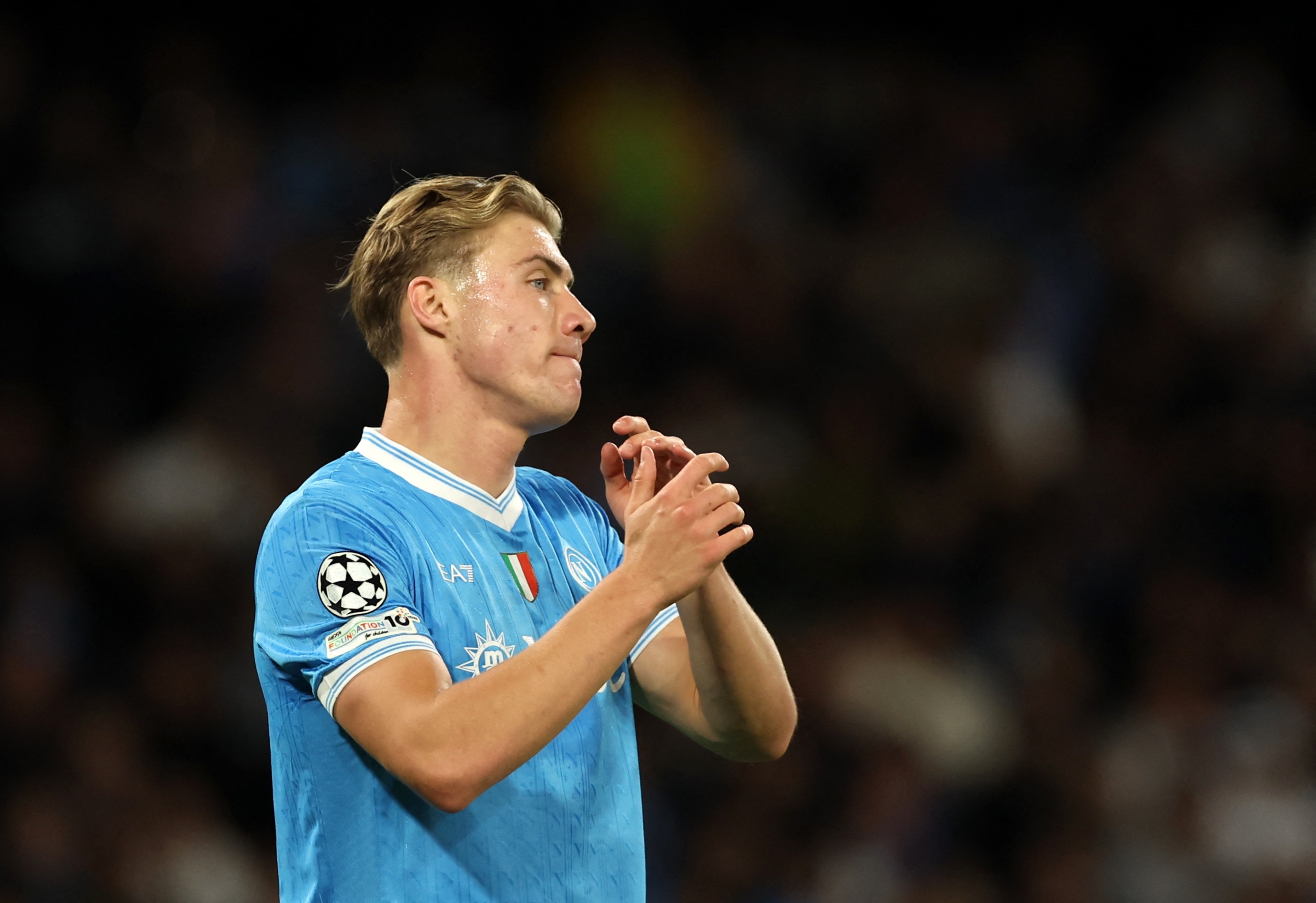 Vi sao MU khong the goi lai Hojlund? hinh anh