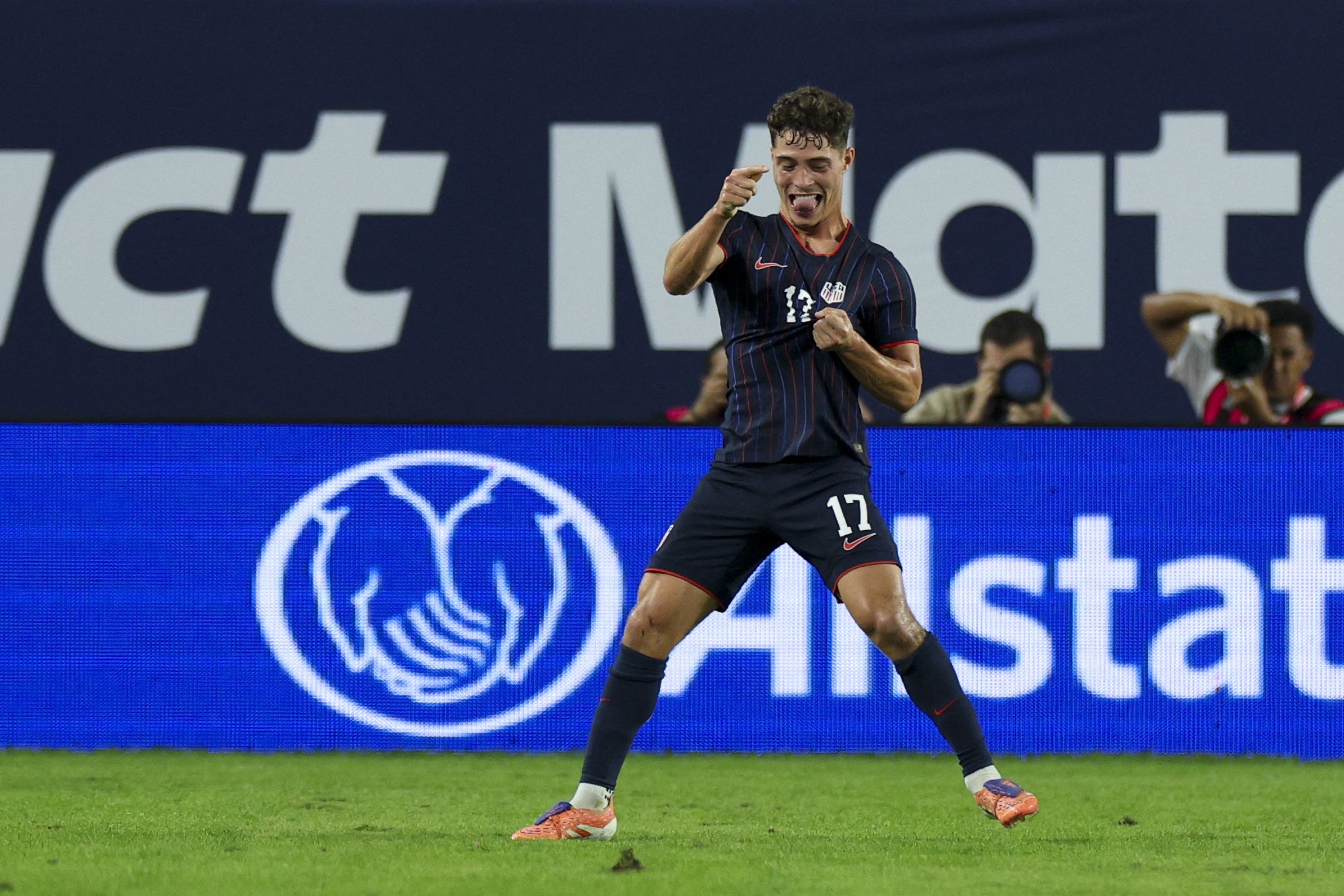 Tuyen My gay soc khi huy diet Uruguay hinh anh