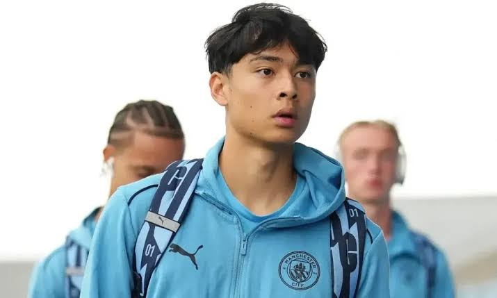 Cau thu 19 tuoi tu choi Man City de vao dai hoc hinh anh