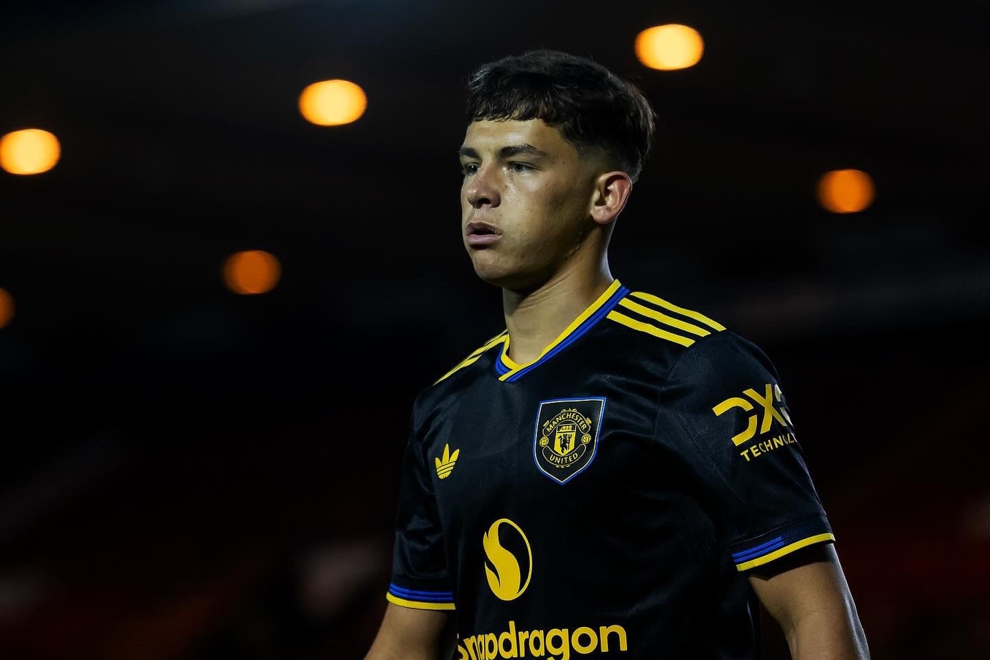 HLV Amorm gay bat ngo voi tai nang 18 tuoi hinh anh