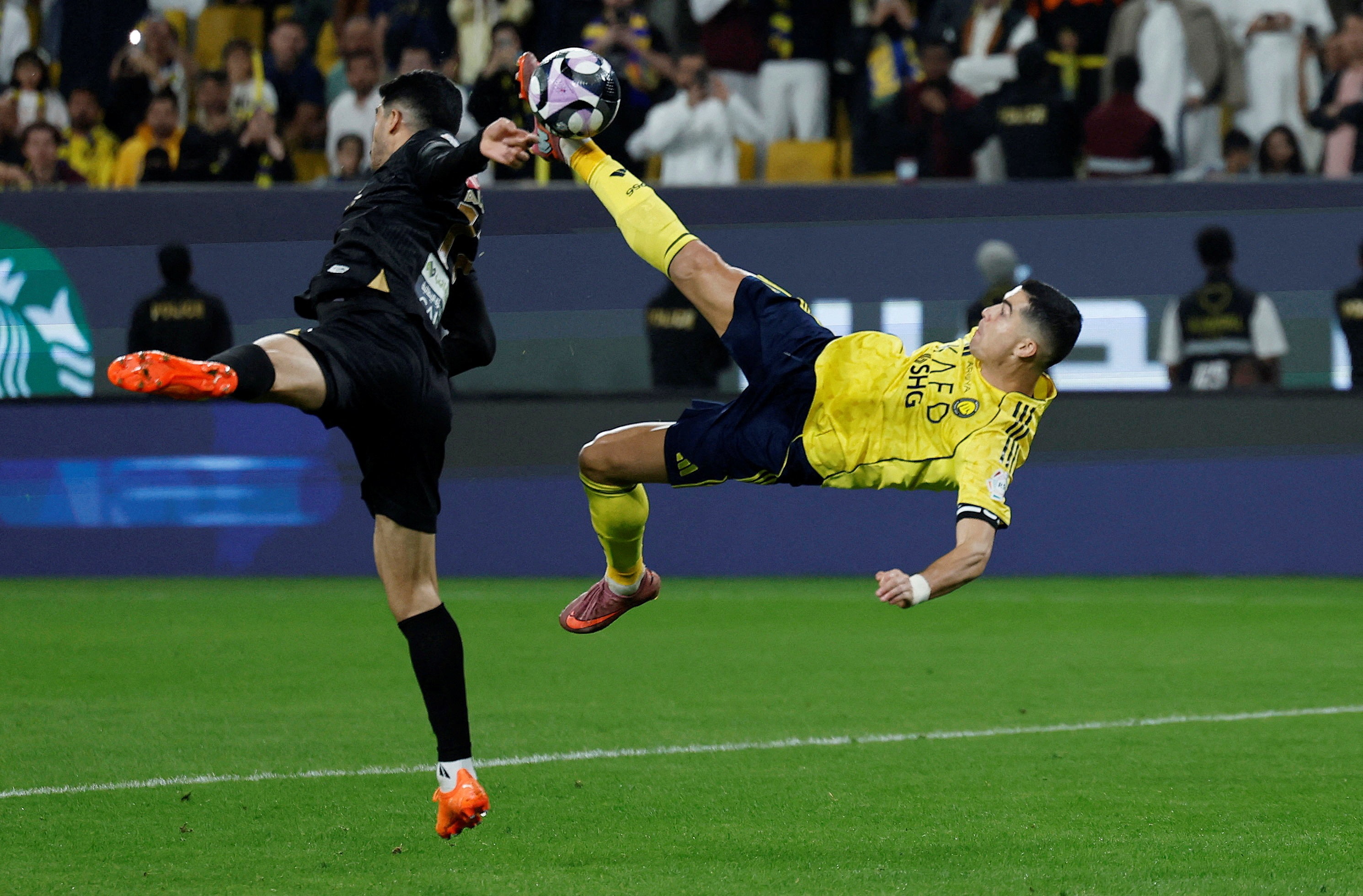 Mot cu moc bong, ca the gioi cui dau truoc Ronaldo hinh anh