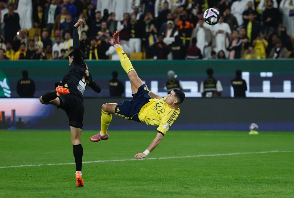 Ronaldo lai khien fan phat cuong voi sieu pham nga ban den hinh anh