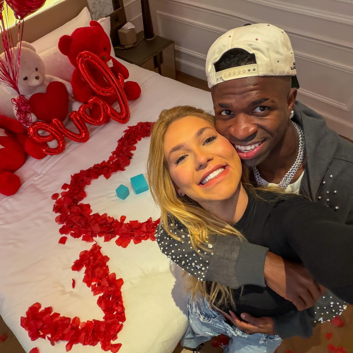 Ban gai Vinicius giau nhat gioi WAGs hinh anh