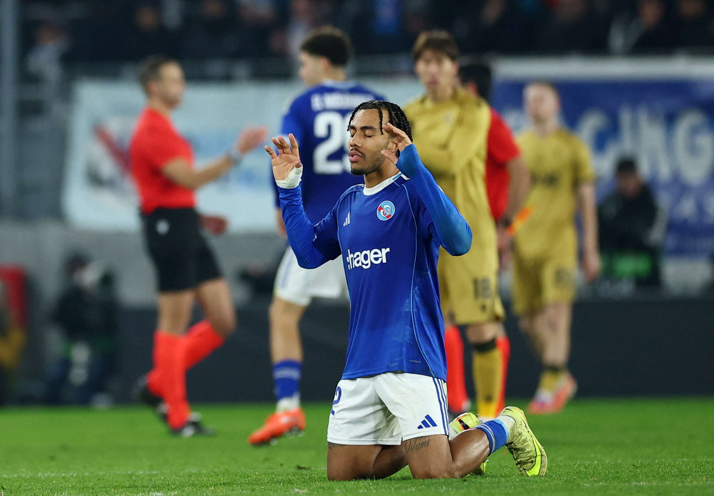 Dung xem thuong bong da Phap hinh anh