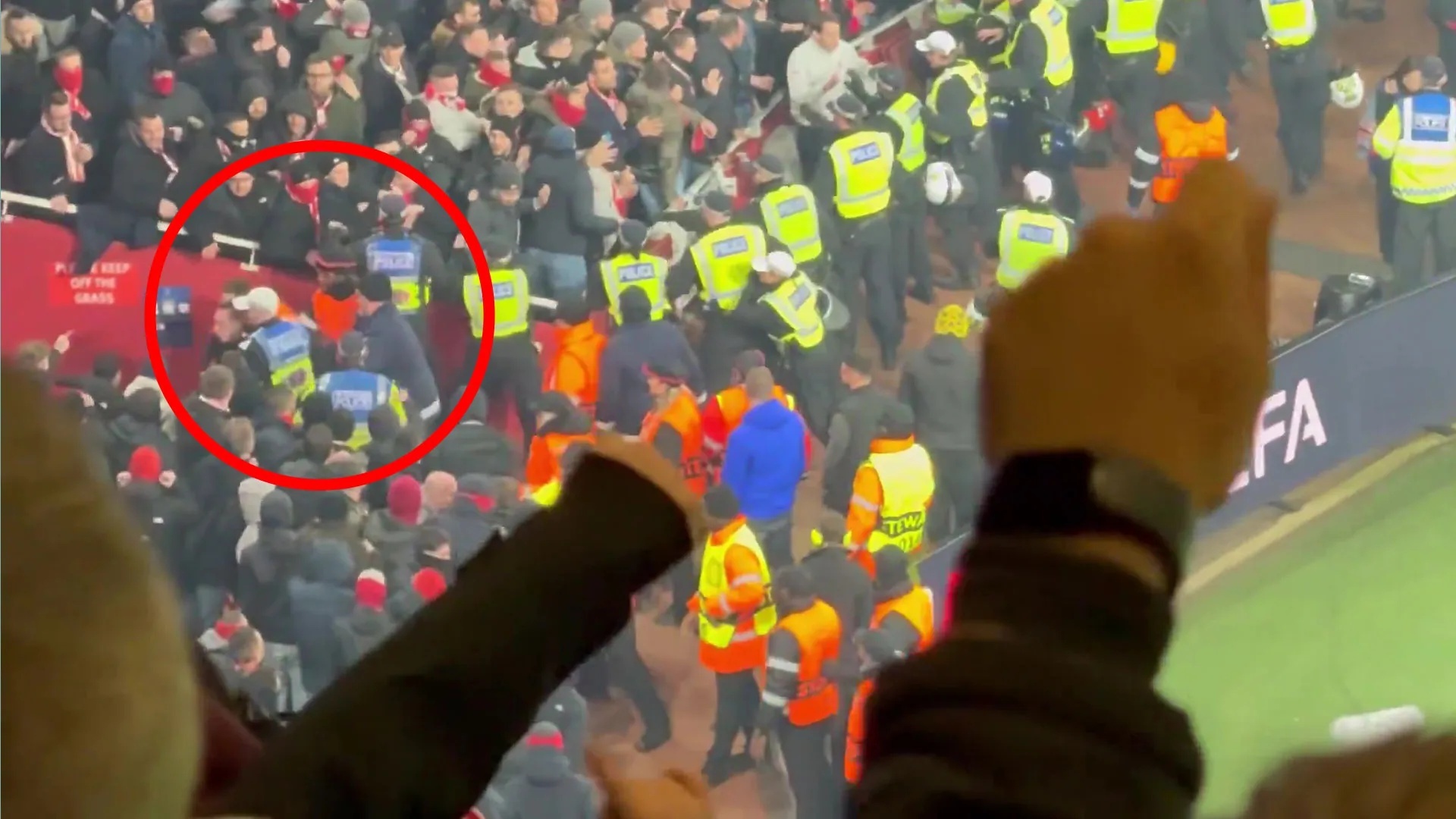 Canh loan da trong tran Arsenal de bep Bayern hinh anh