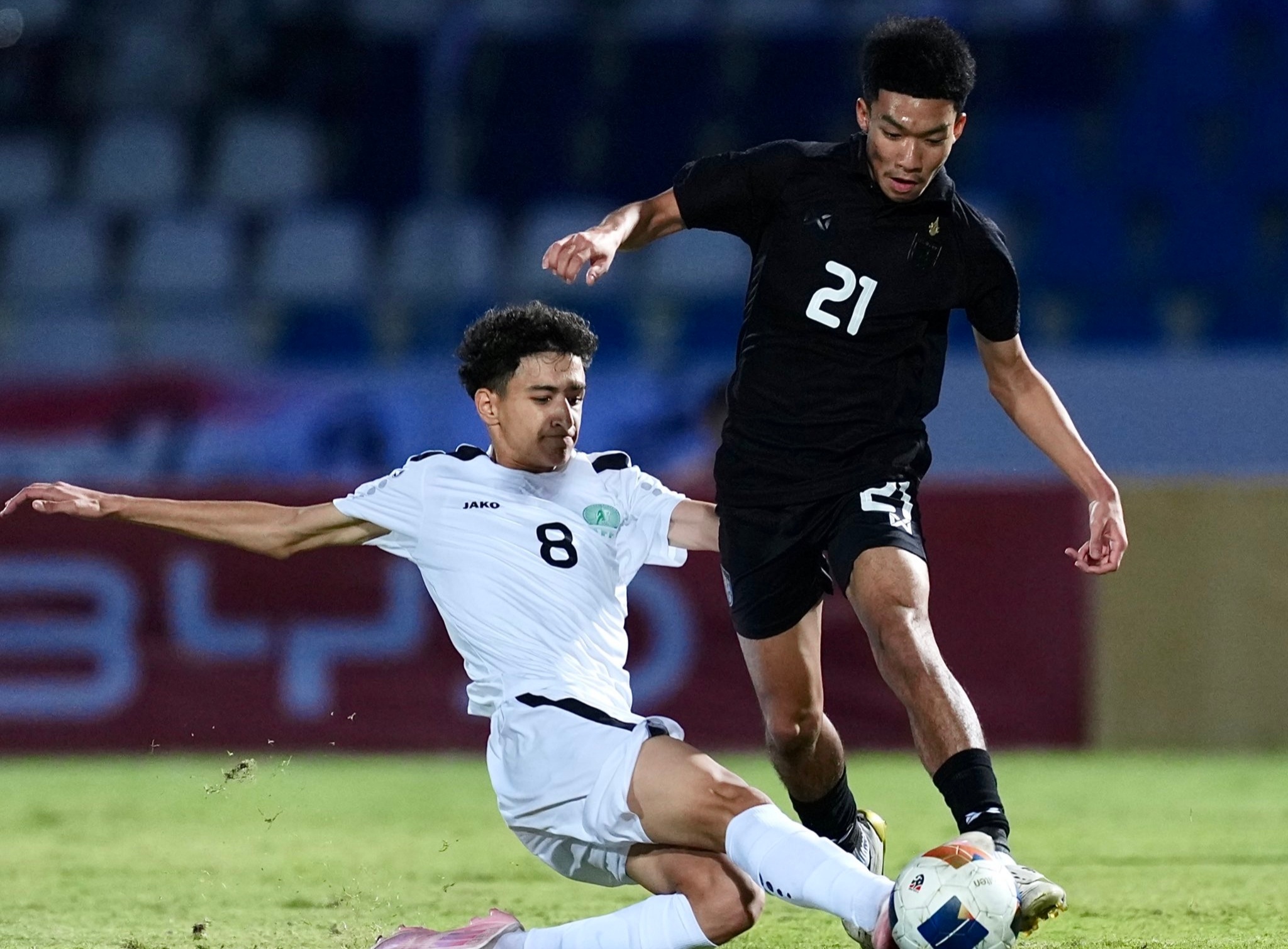 Bong da tre Thai Lan nhan cu soc hinh anh