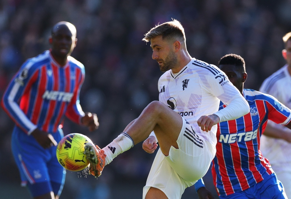 Shaw dap tra Neville bang thu bong da cua ban linh hinh anh