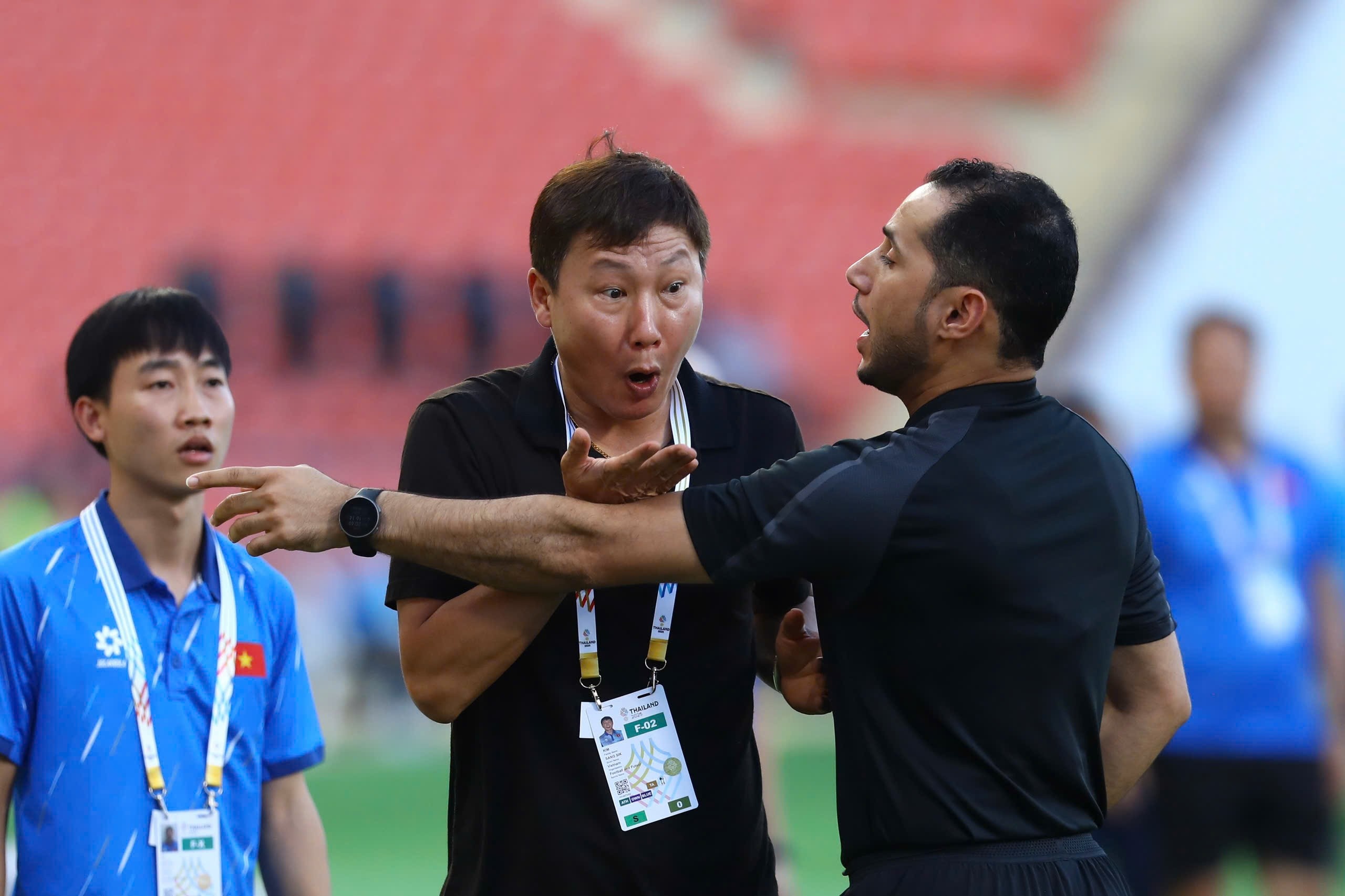 HLV Kim Sang-sik nhan the vang vi ban gay tranh cai cua Dinh Bac hinh anh