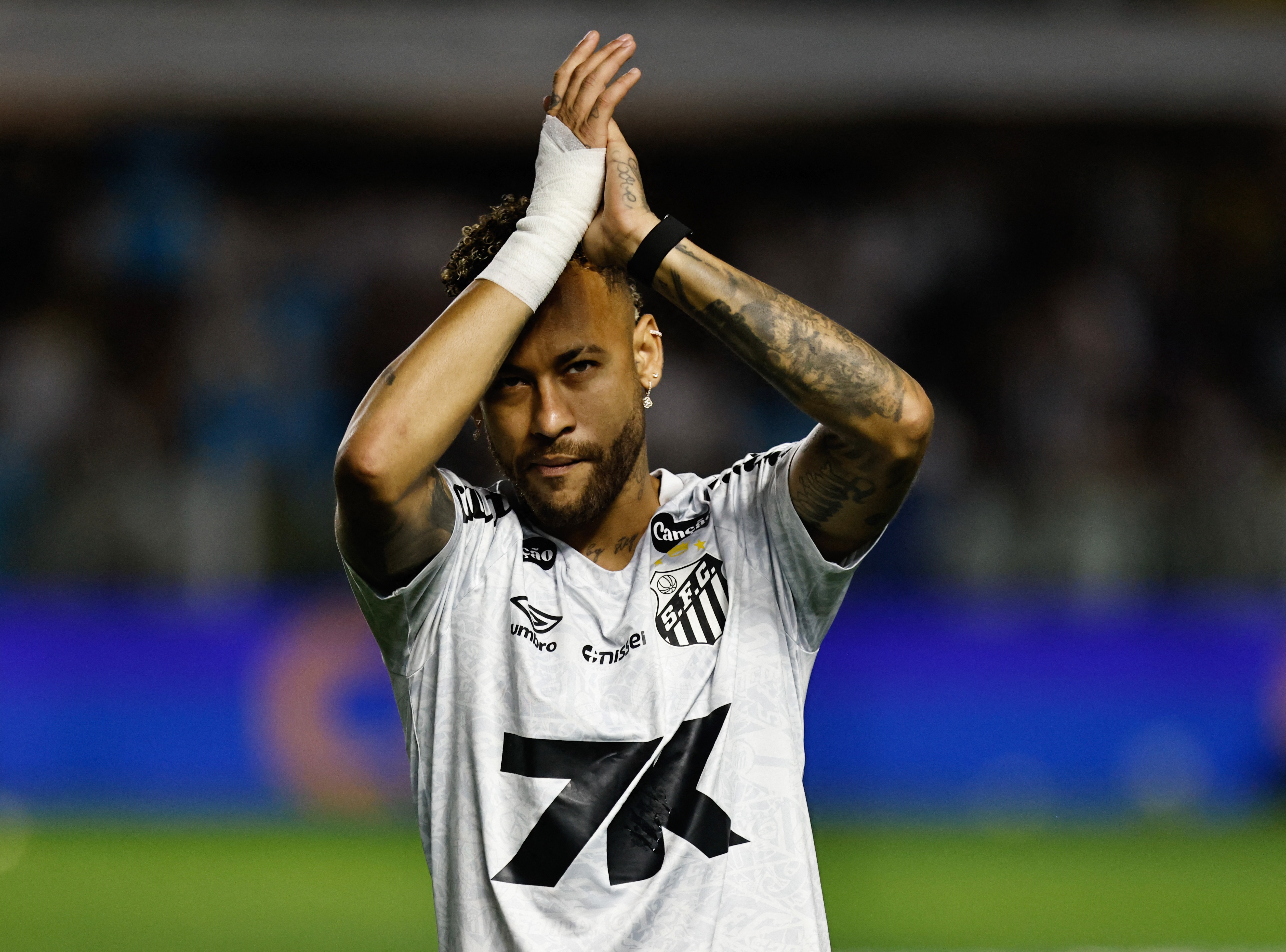 Neymar lap hat-trick hinh anh