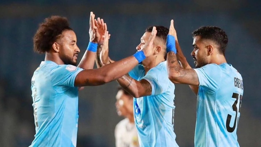 Xuan Son lap hat-trick hinh anh