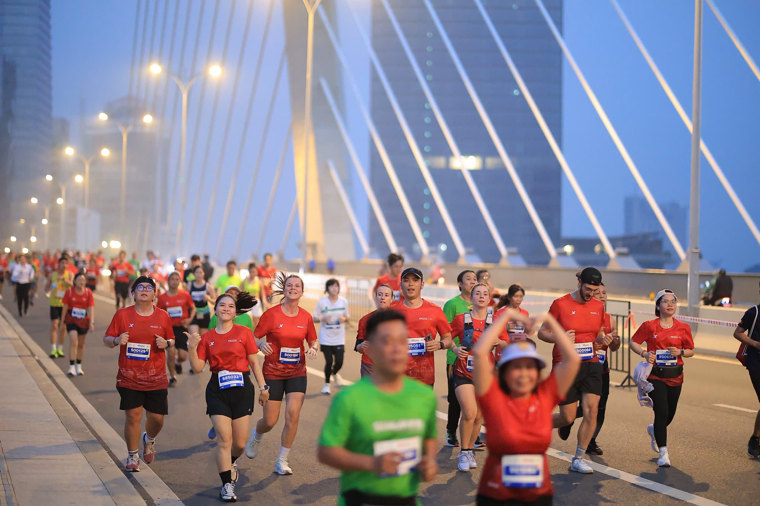 Soi dong ngay hoi marathon lon nhat TP.HCM hinh anh