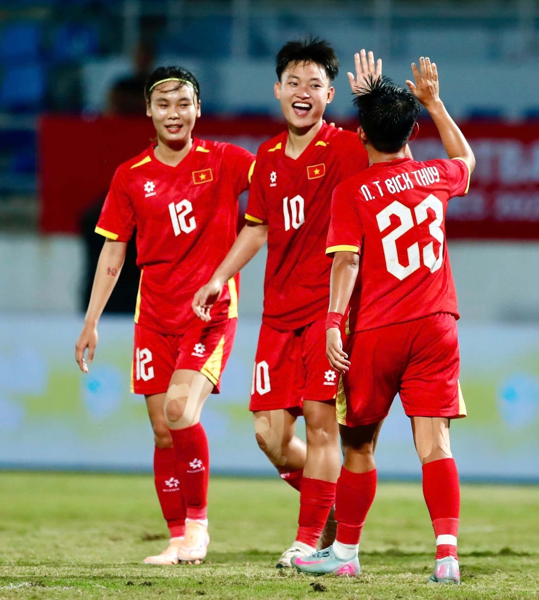 Tuyen nu Viet Nam 2-0 Myanmar: Loi the som hinh anh