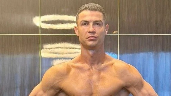 Ronaldo lai 'gay bao' mang xa hoi hinh anh