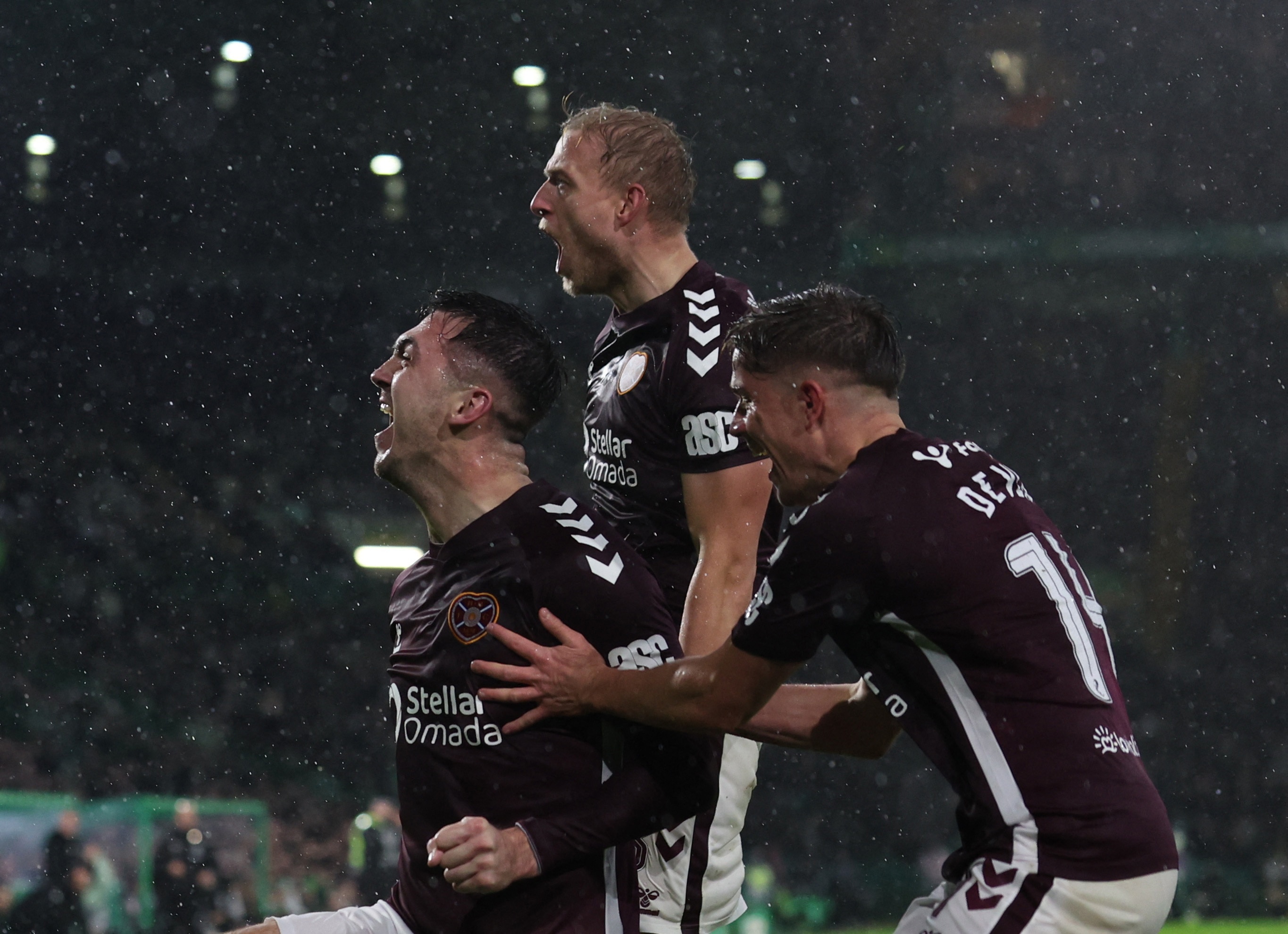 Doi ti hon lai gay dia chan o Scotland hinh anh