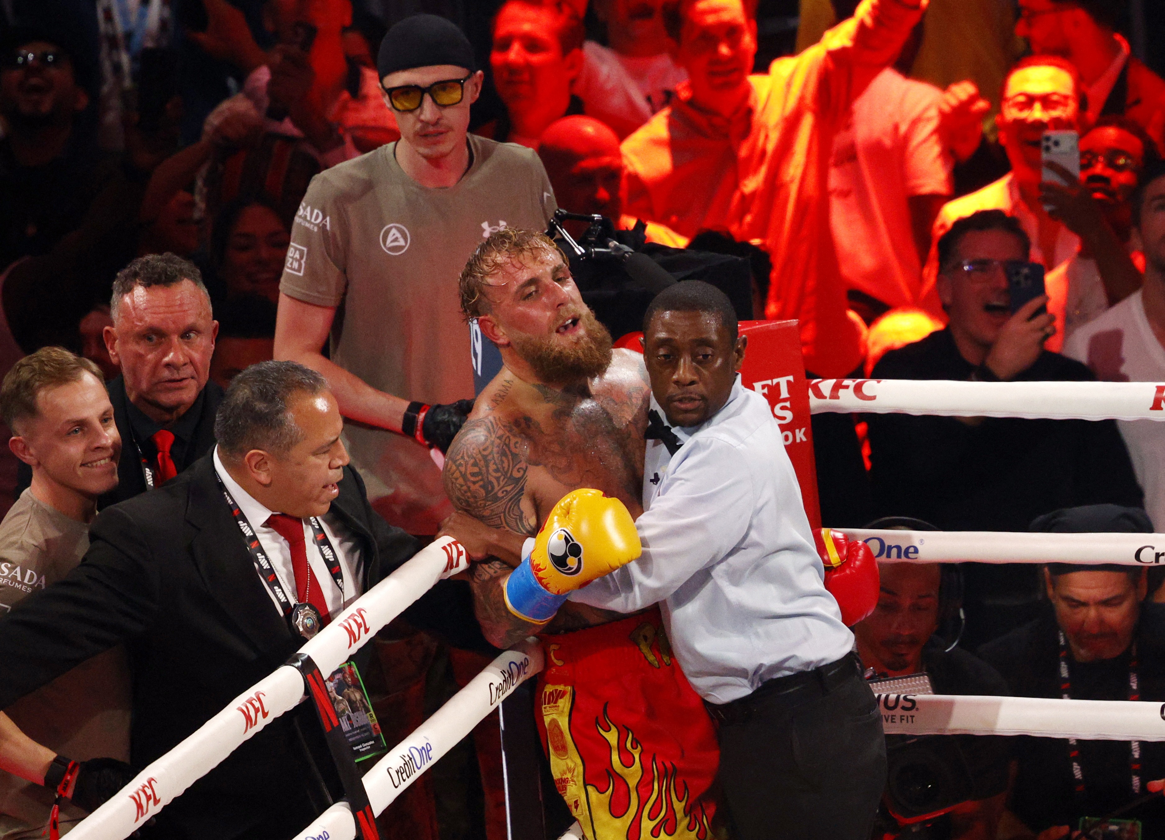 Joshua ha knock-out Jake Paul, thuyet am muu no ra hinh anh