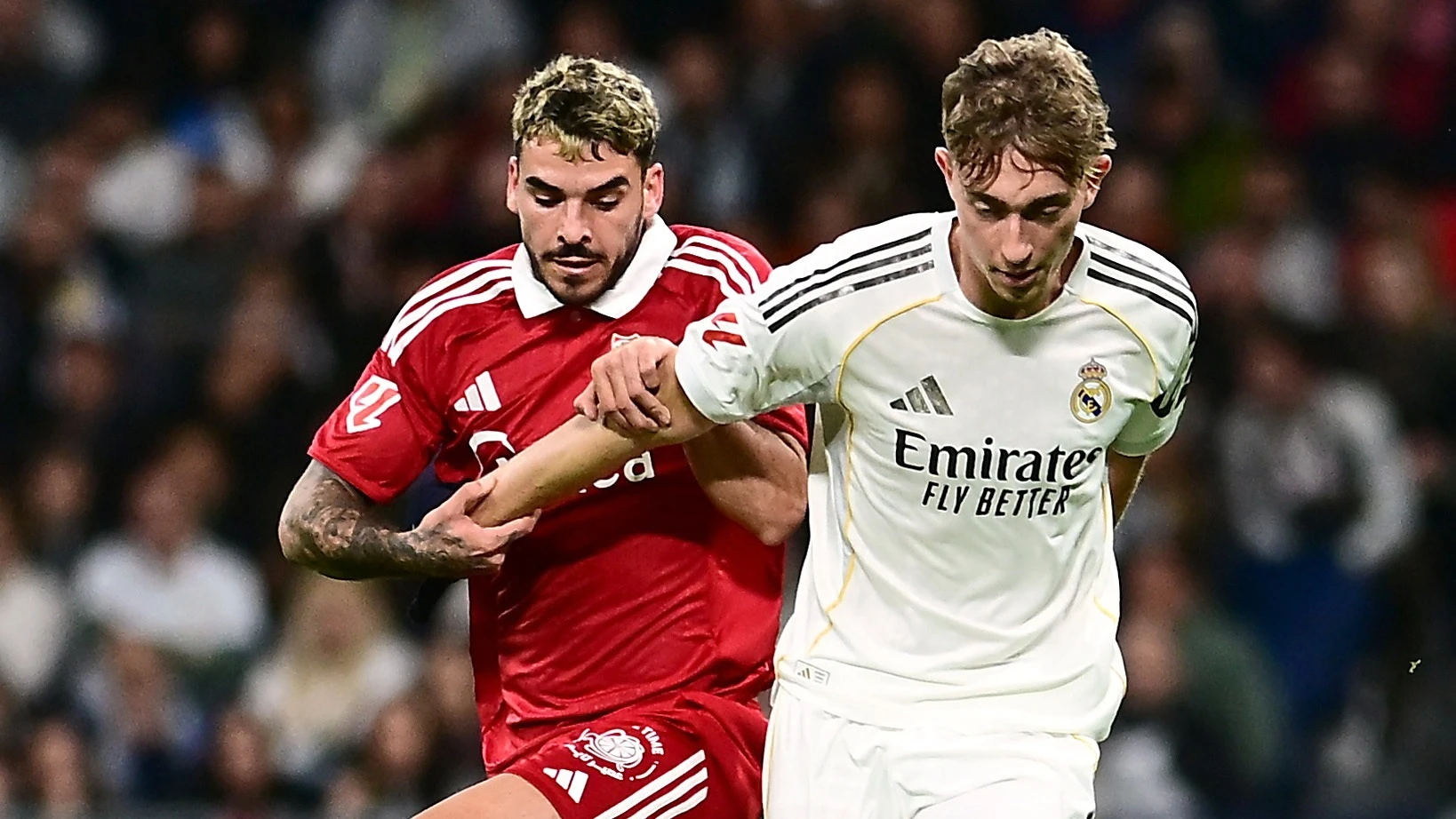 Huijsen dang hoc cach chiu don o Real Madrid hinh anh