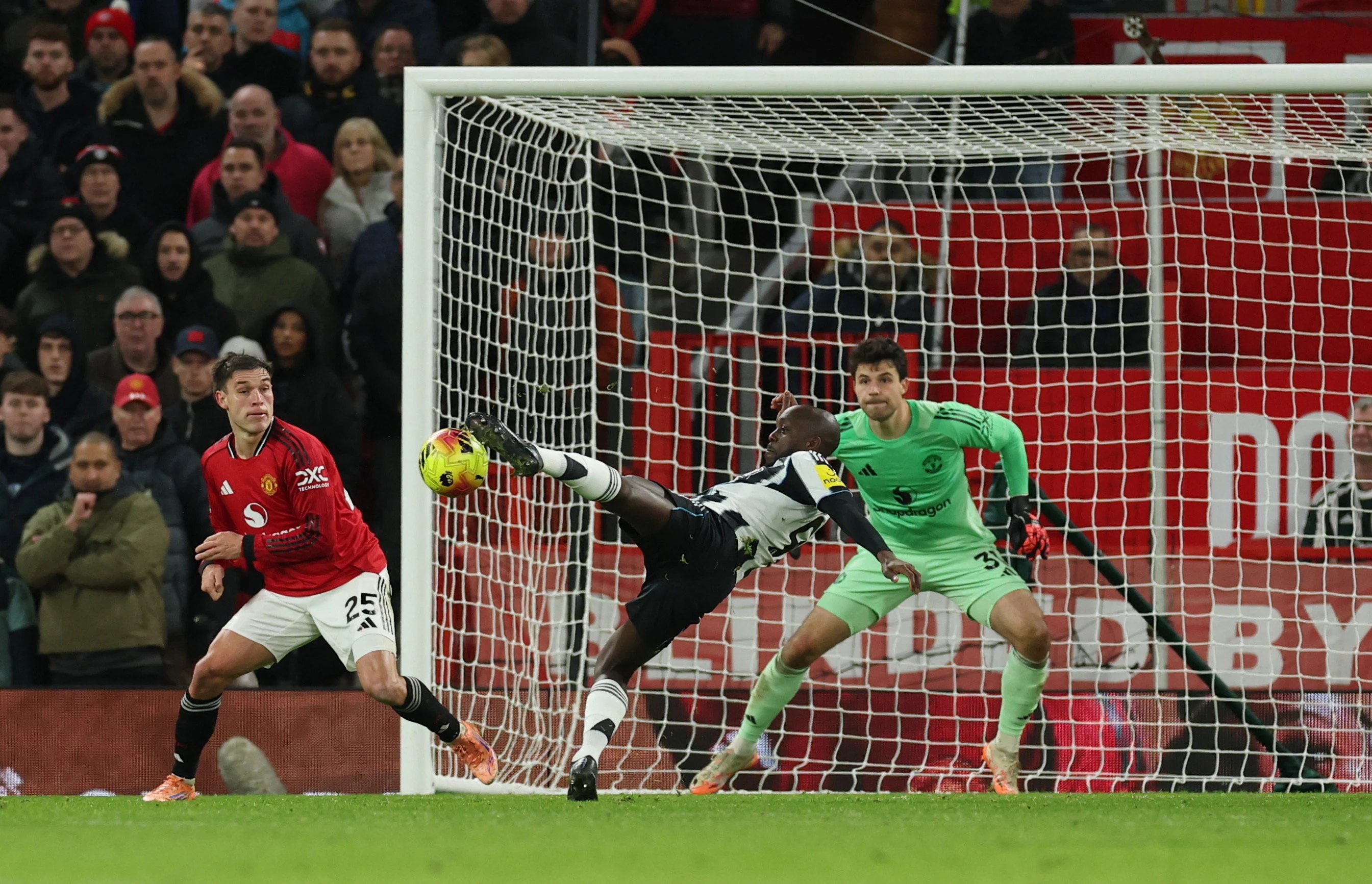 MU lan dau giu sach luoi sau 3 thang hinh anh