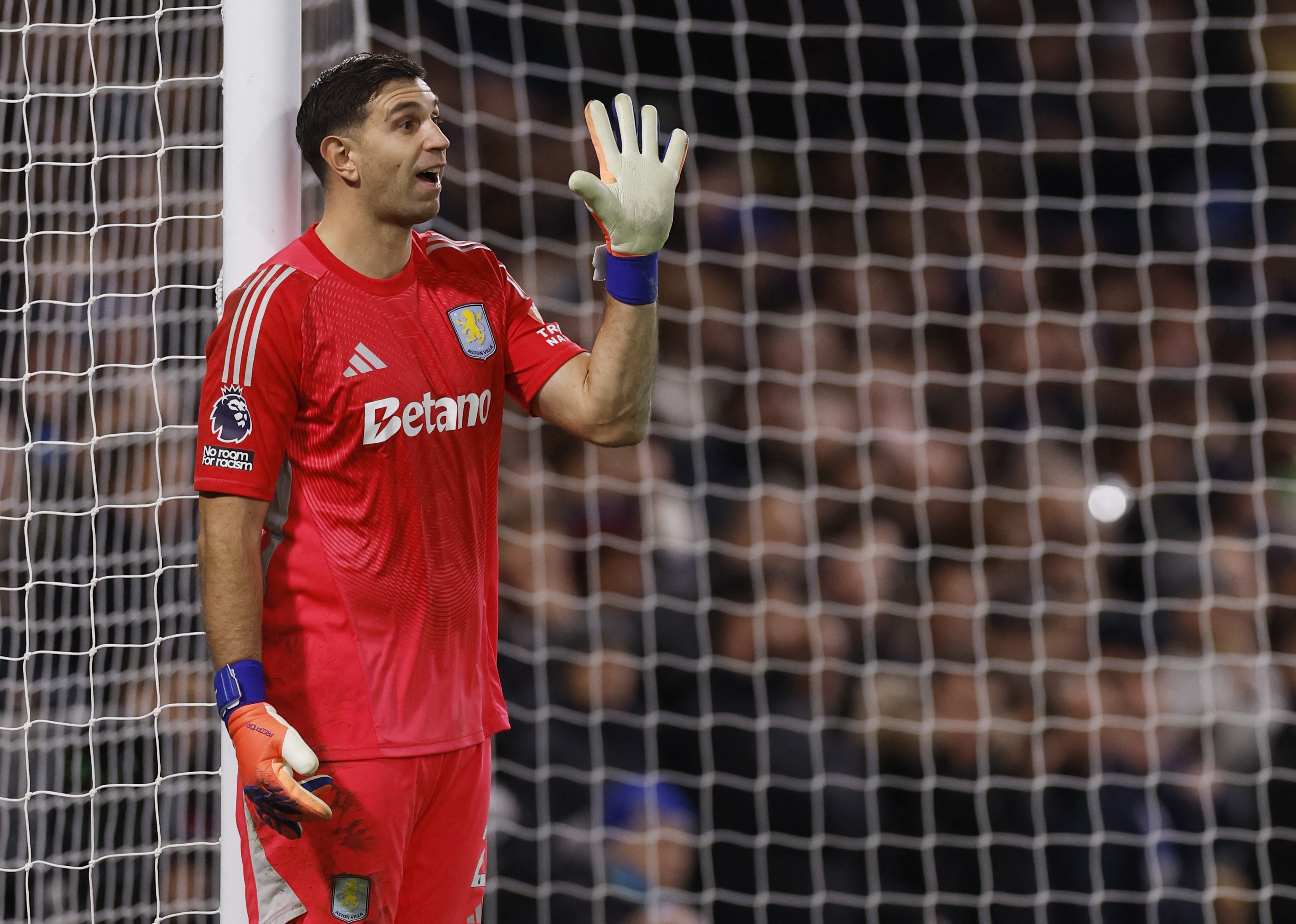 Emi Martinez cuu thua khong tuong hinh anh