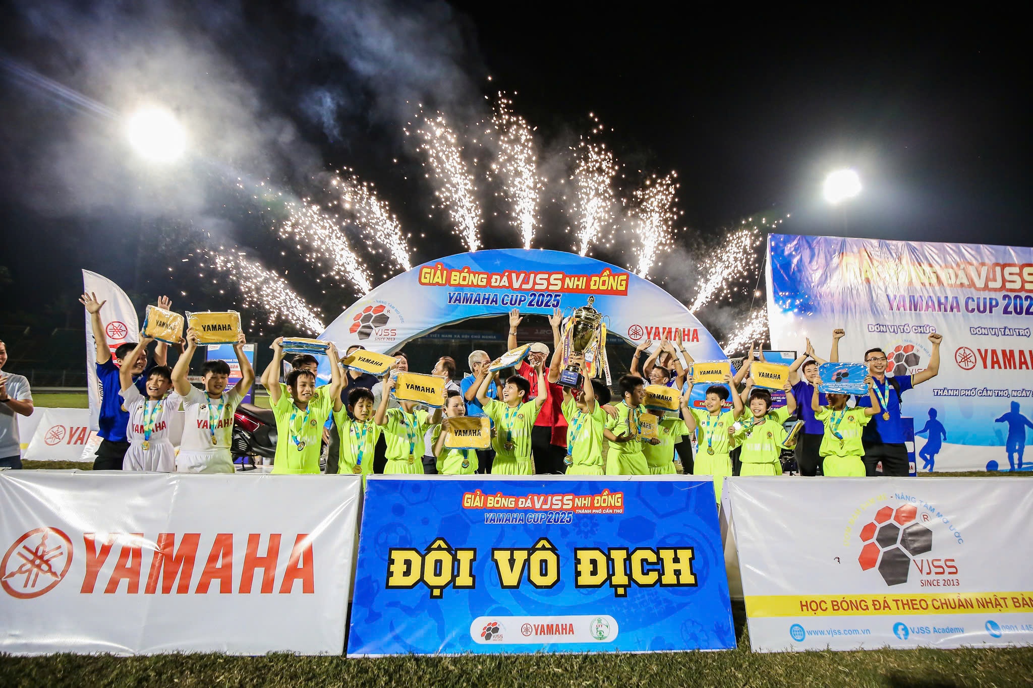 Bong da nhi va gia tri ngoai bang diem hinh anh