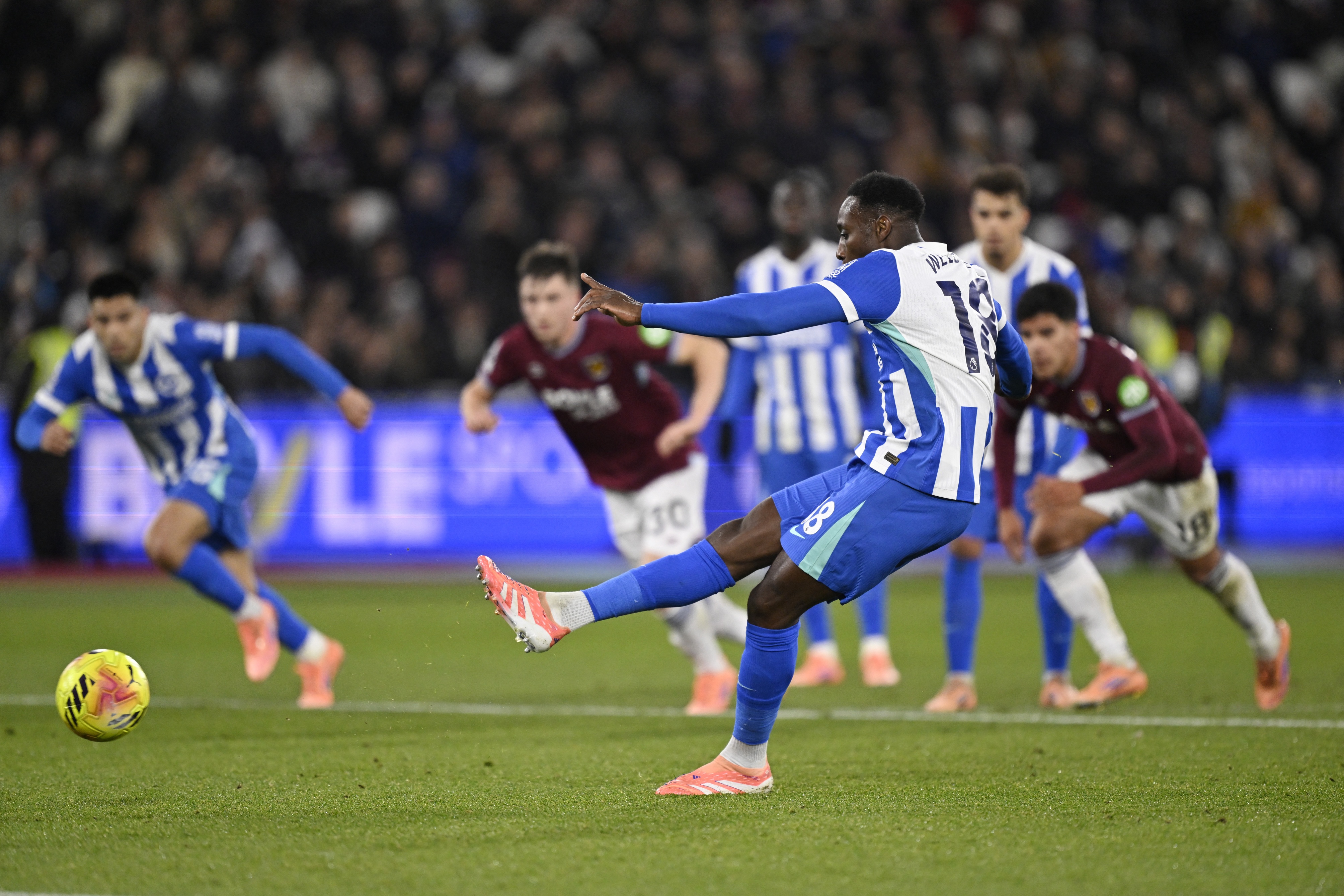 Welbeck thanh tro he tren cham phat den hinh anh