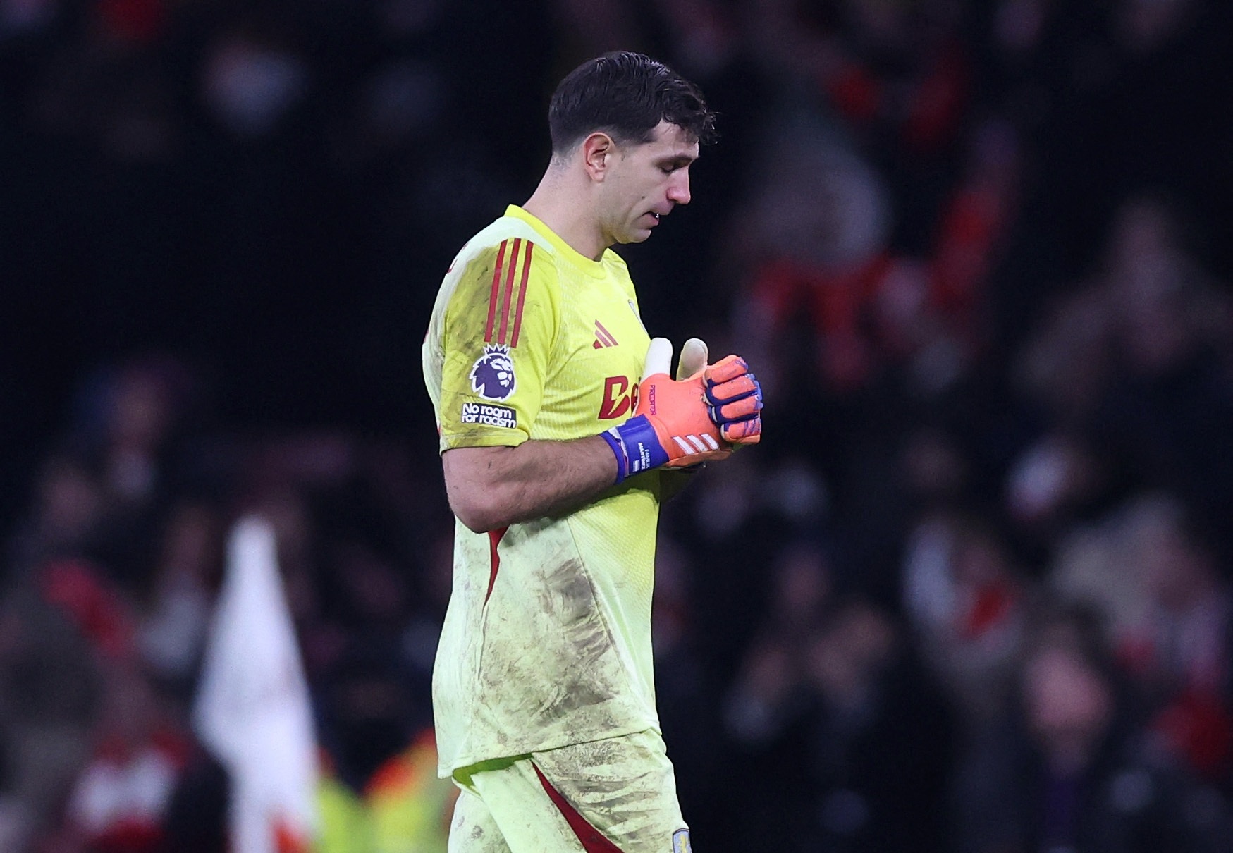 Emi Martinez doi danh nhau voi CDV Arsenal hinh anh