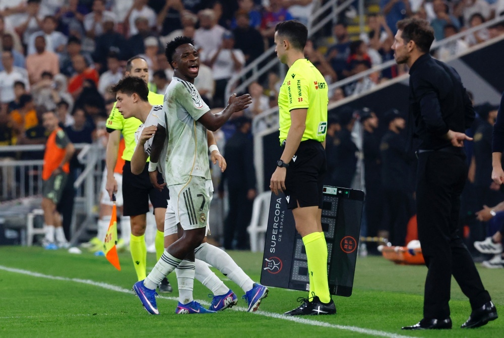 Vinicius mia mai Simeone sau derby Madrid hinh anh