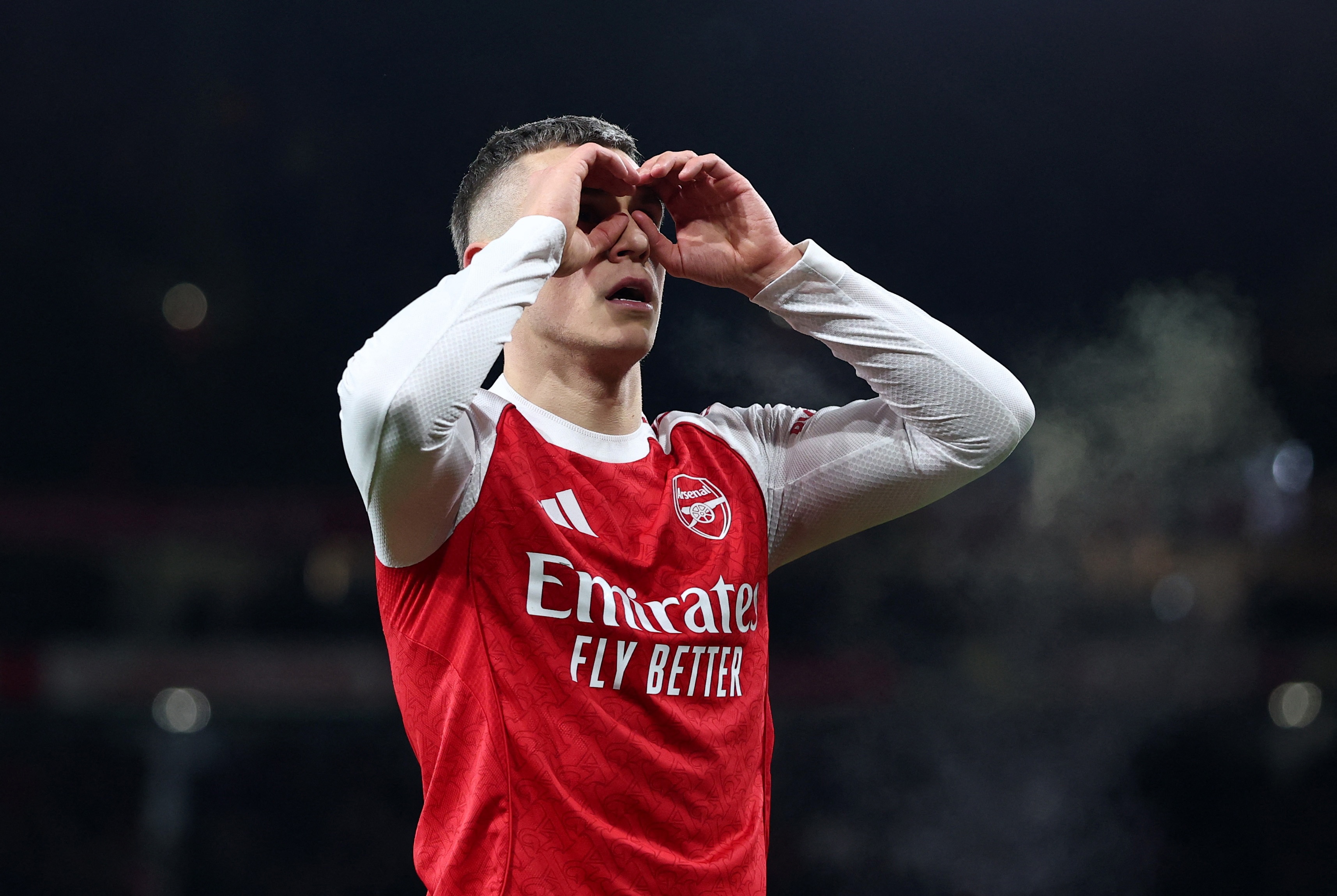 Arsenal thang lon voi canh bac Trossard hinh anh