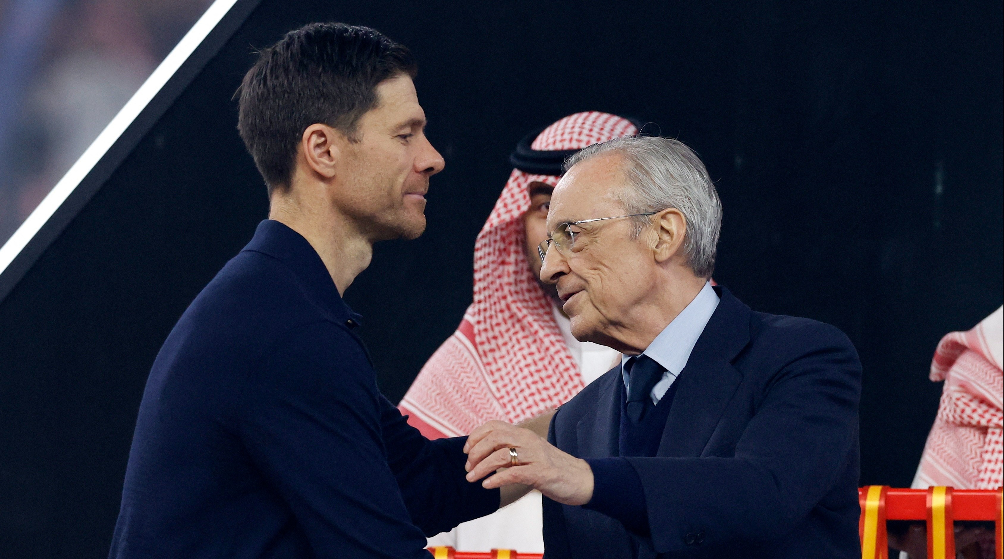 HLV Alonso nguy co bi sa thai hinh anh