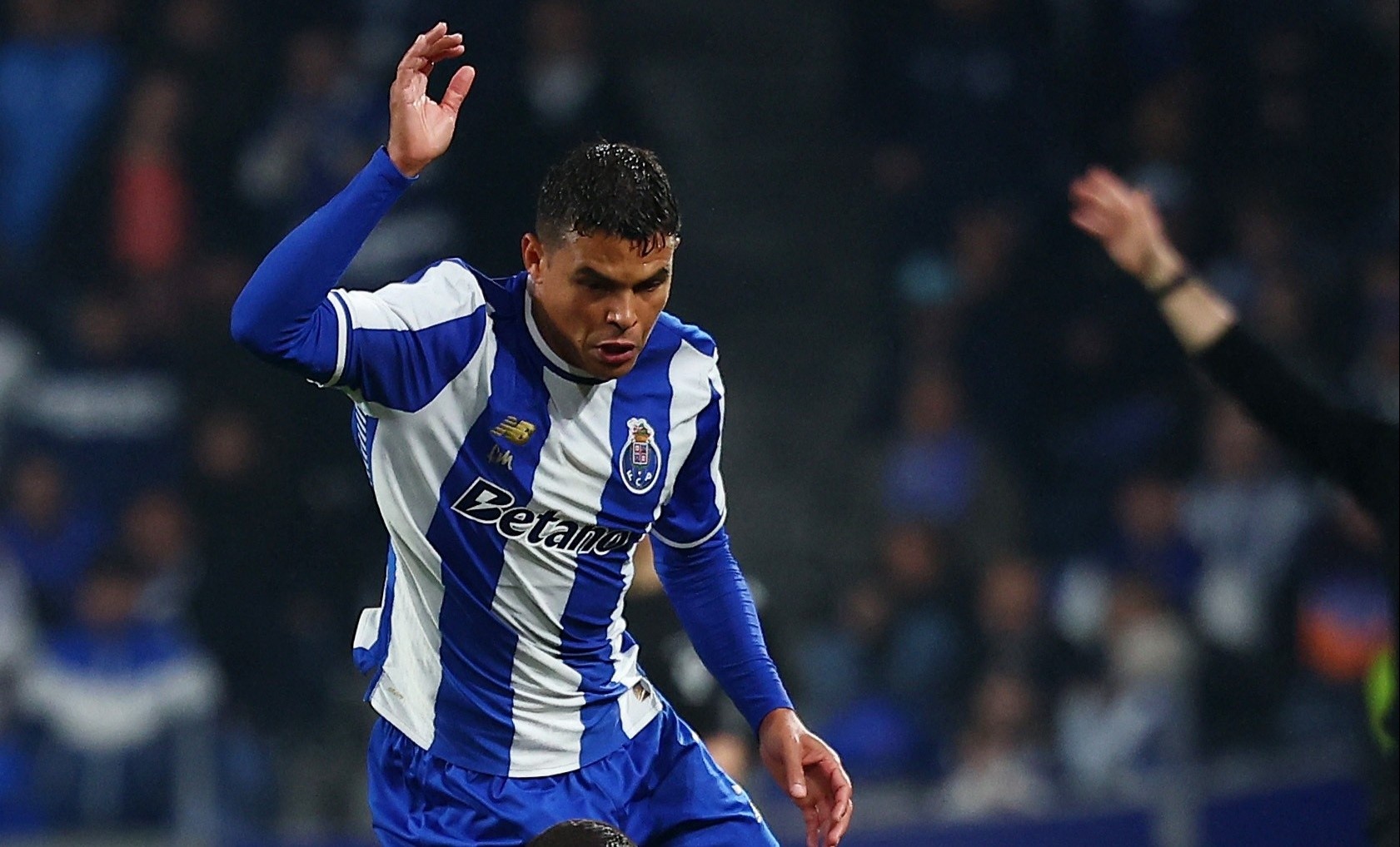 Thiago Silva lai gay kinh ngac hinh anh