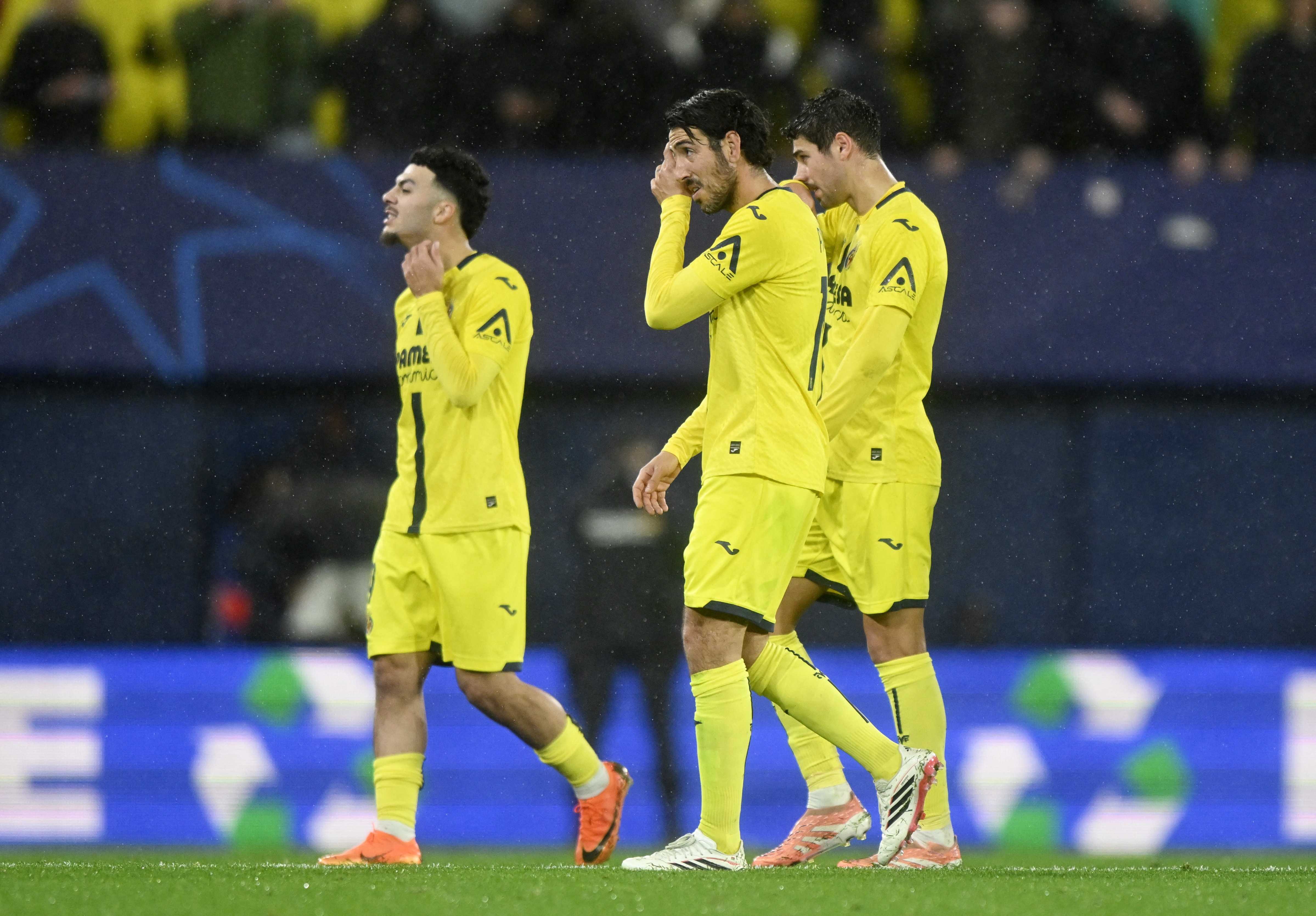 Hai doi bi loai khoi Champions League hinh anh