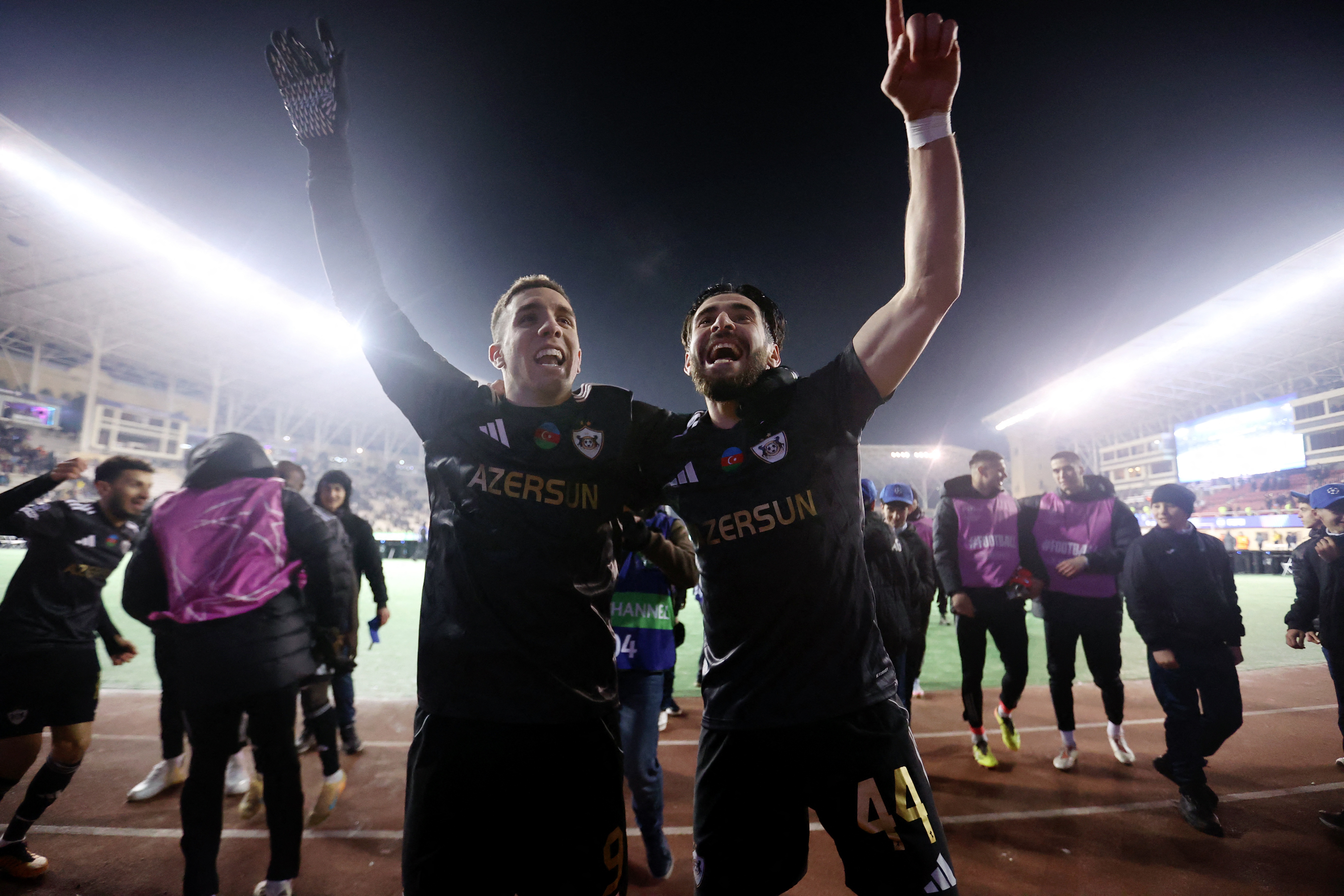 Doi bong ti hon gay ngo ngang o Champions League hinh anh