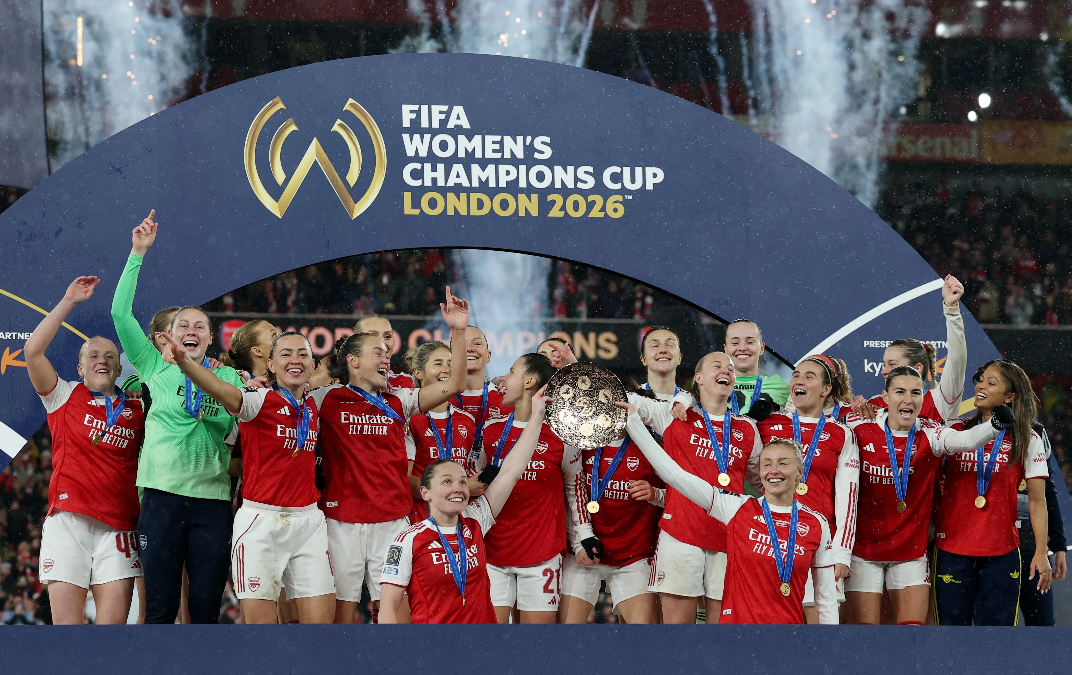 Doi nu Arsenal nhan tien thuong ky luc hinh anh