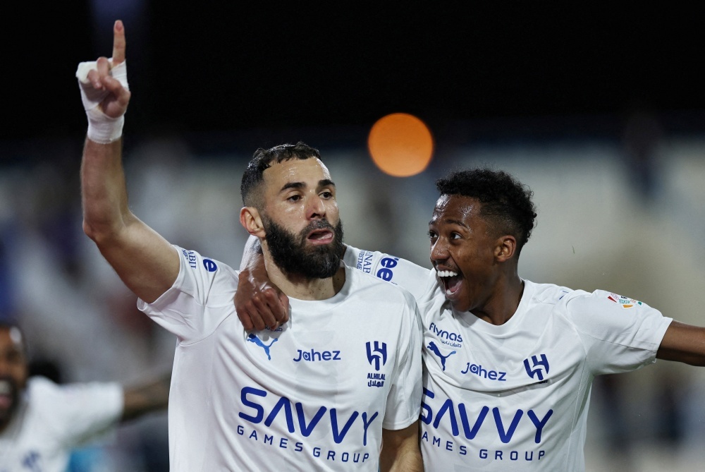 Benzema ra mat bung no, Ronaldo vao the kho hinh anh