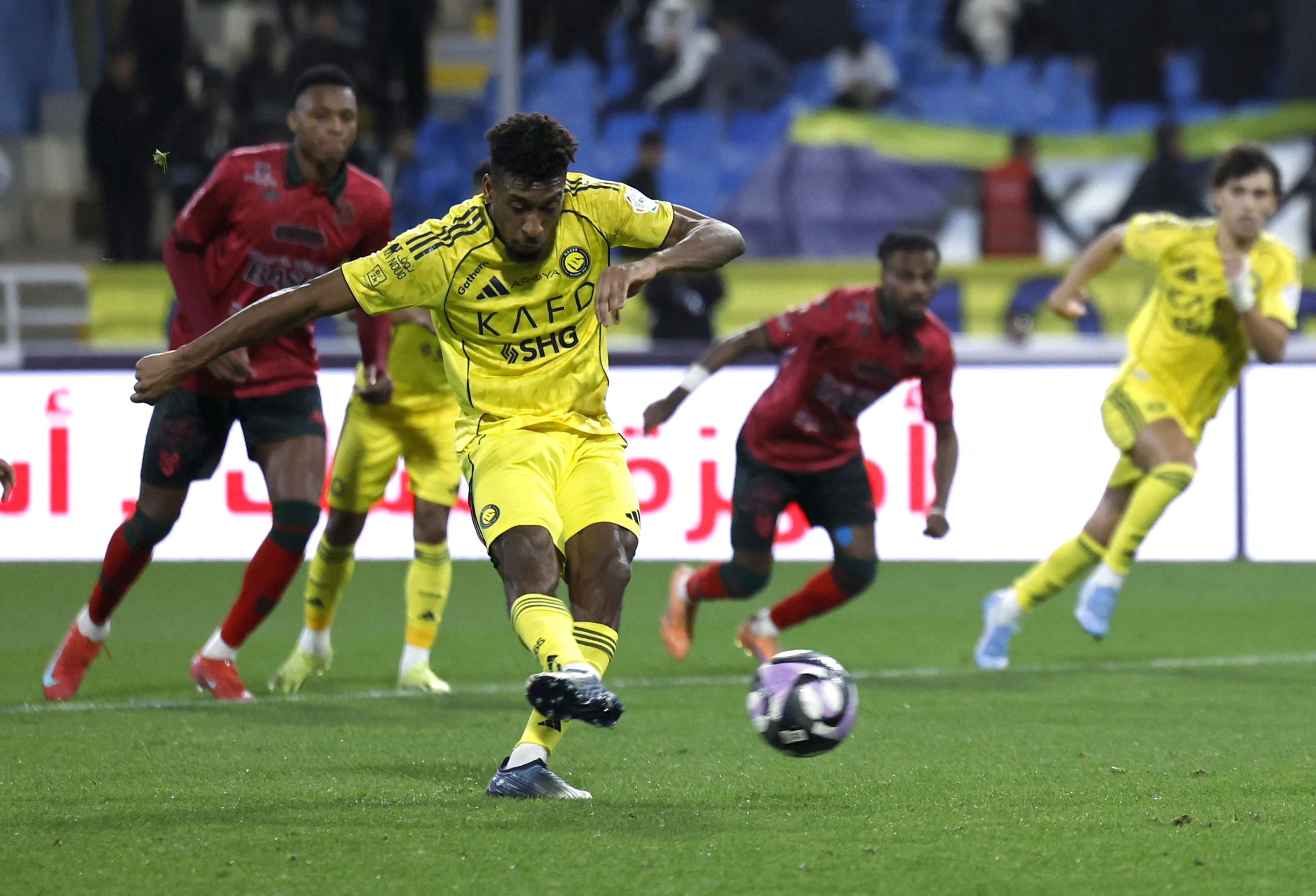 Ronaldo bi bo roi trong cuoc tay chay hinh anh