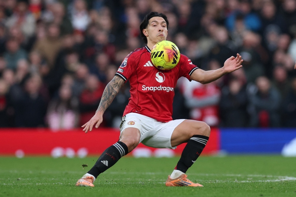 Lisandro Martinez tro lai dang cap the gioi duoi tay Carrick hinh anh