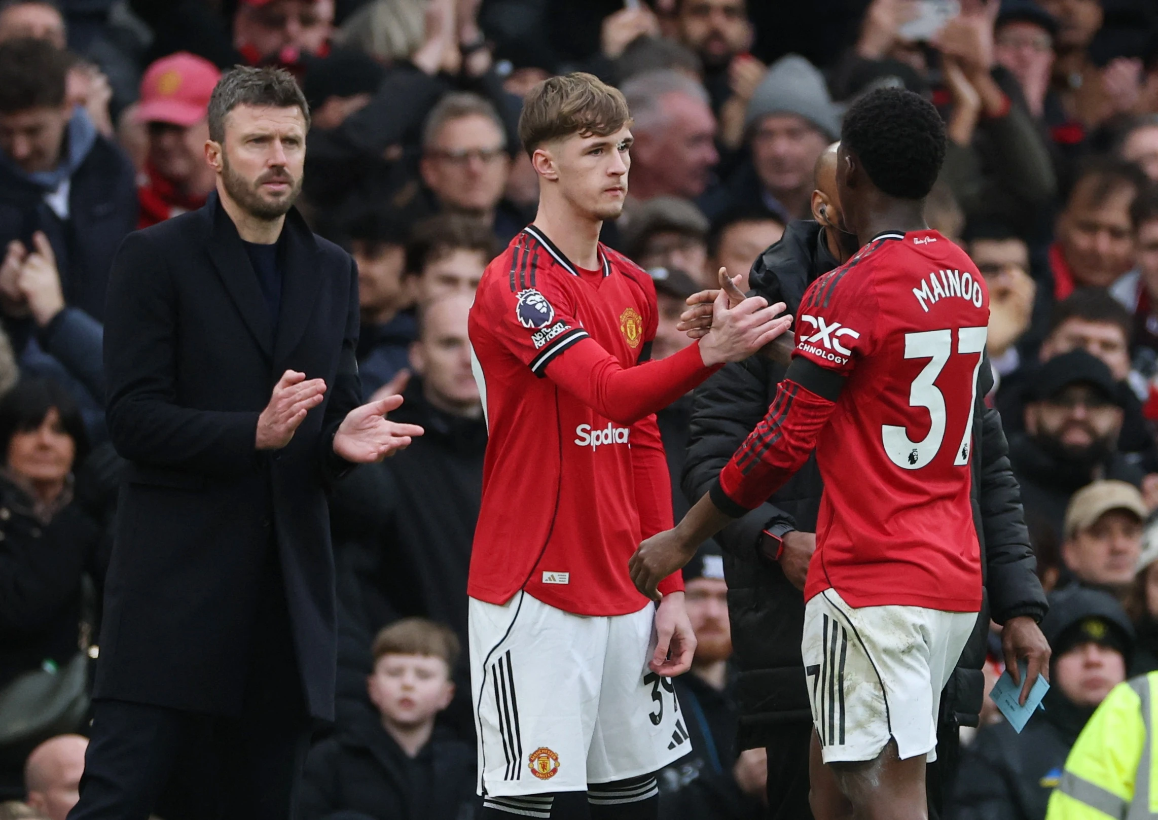 Carrick dan gi Tyler Fletcher trong ngay ra mat MU truoc Tottenham hinh anh