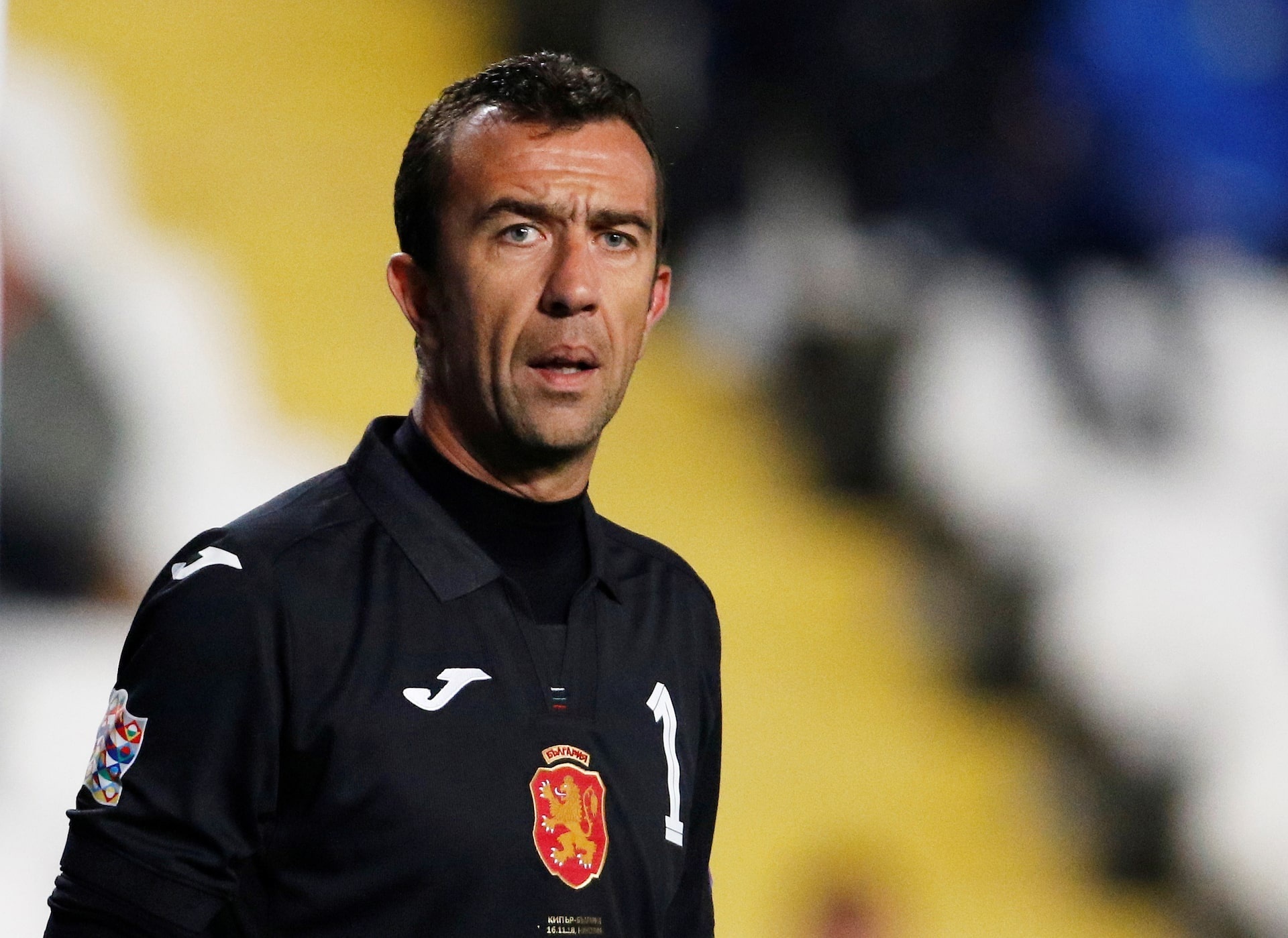 Cau thu chau Au lon tuoi nhat con thi dau hinh anh