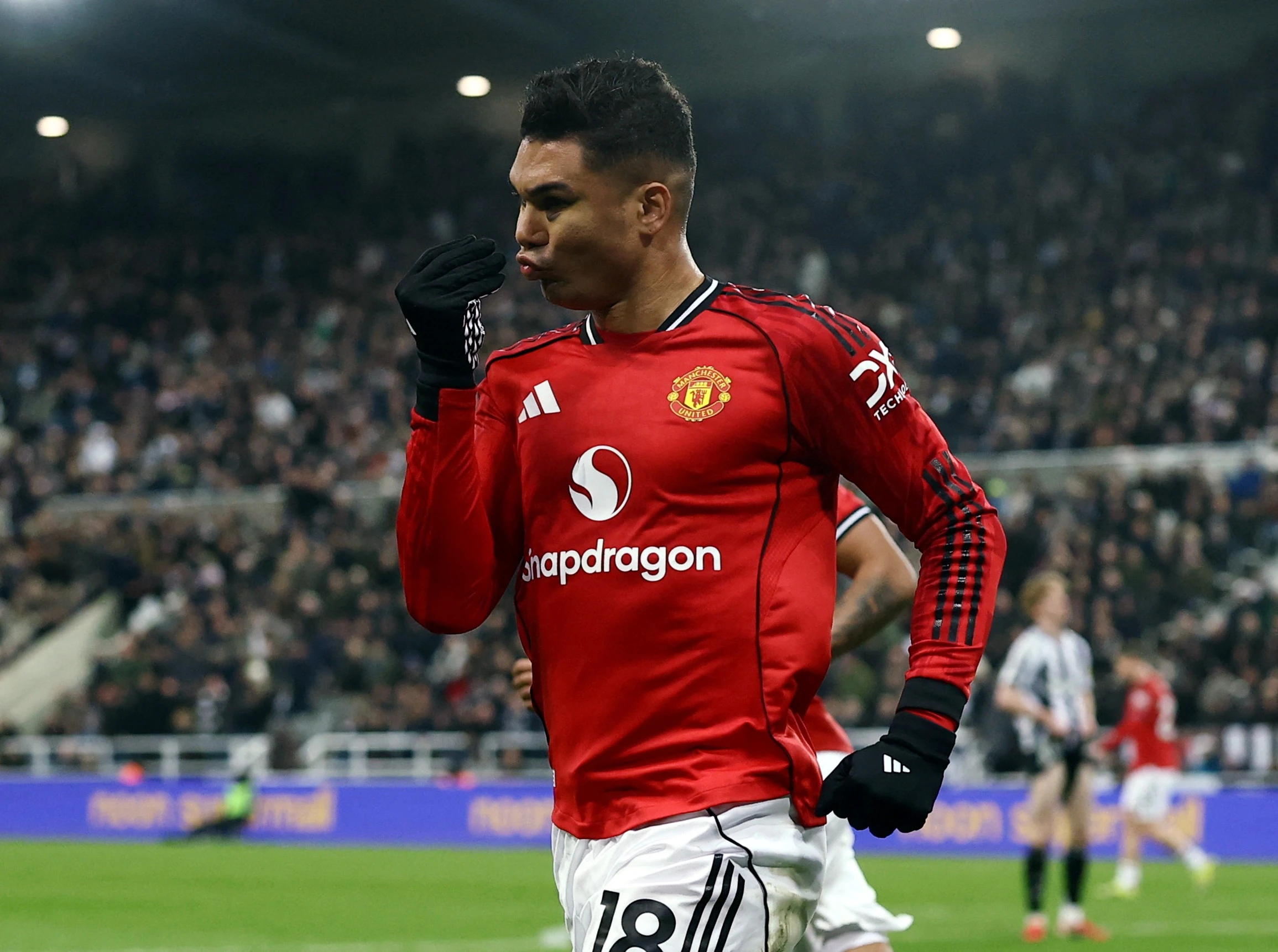 MU sai khi de Casemiro roi di hinh anh