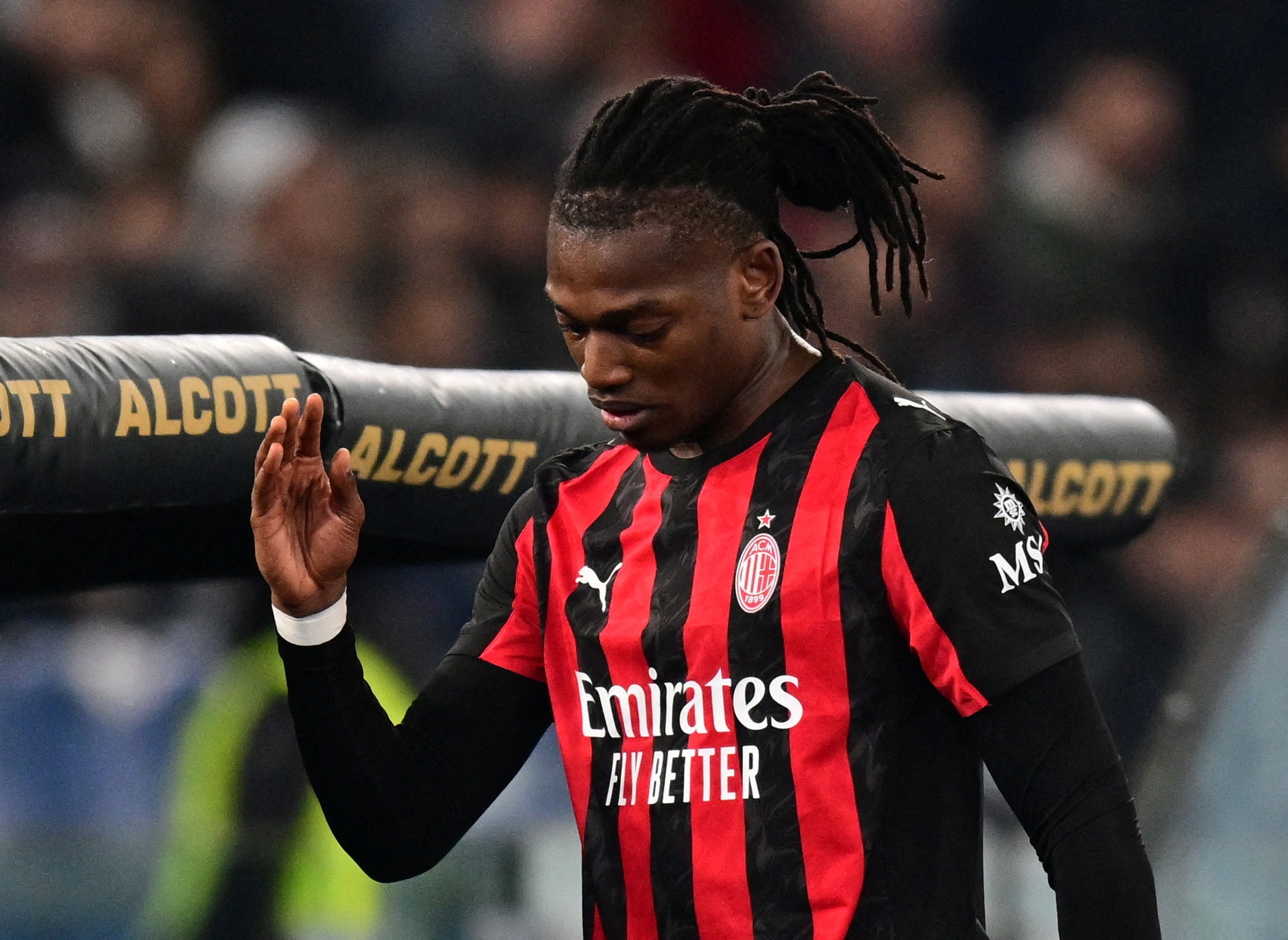 Leao noi loan tai Milan hinh anh