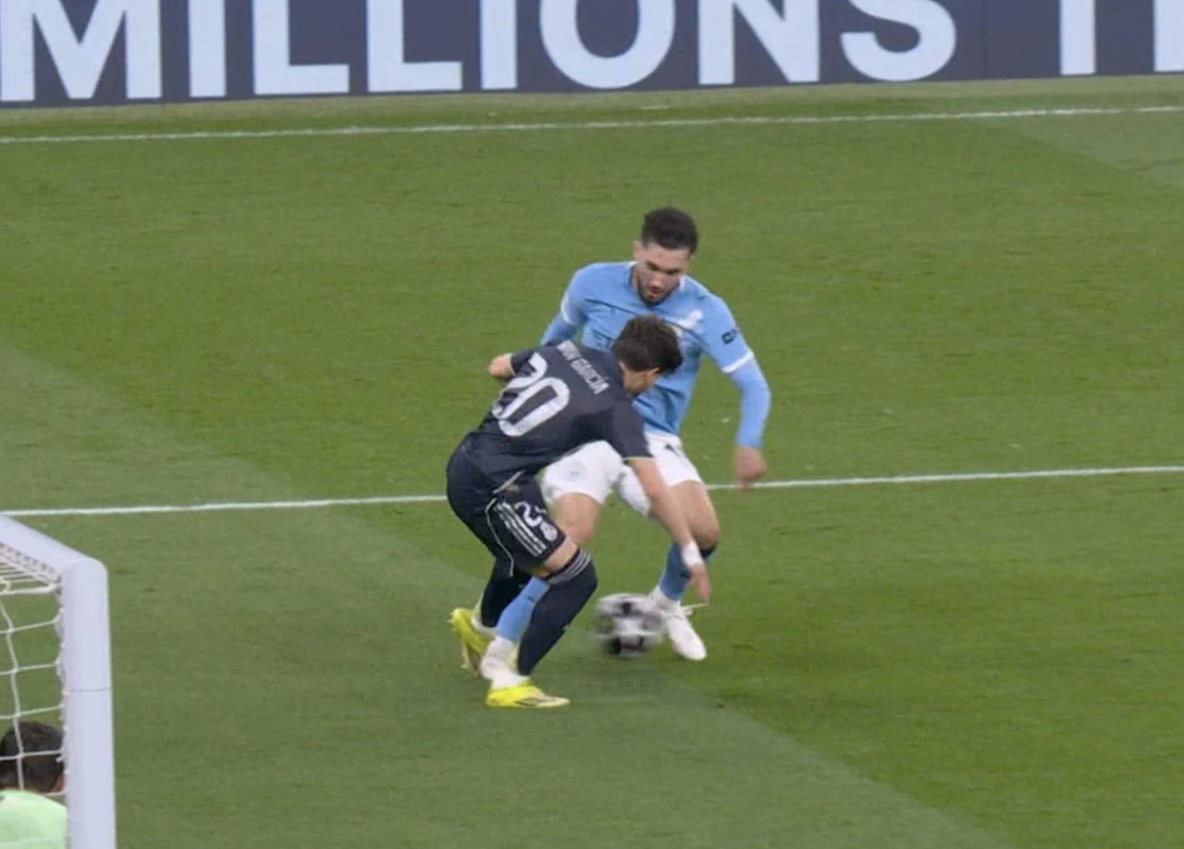 Trong tai bi to xu ep Man City hinh anh