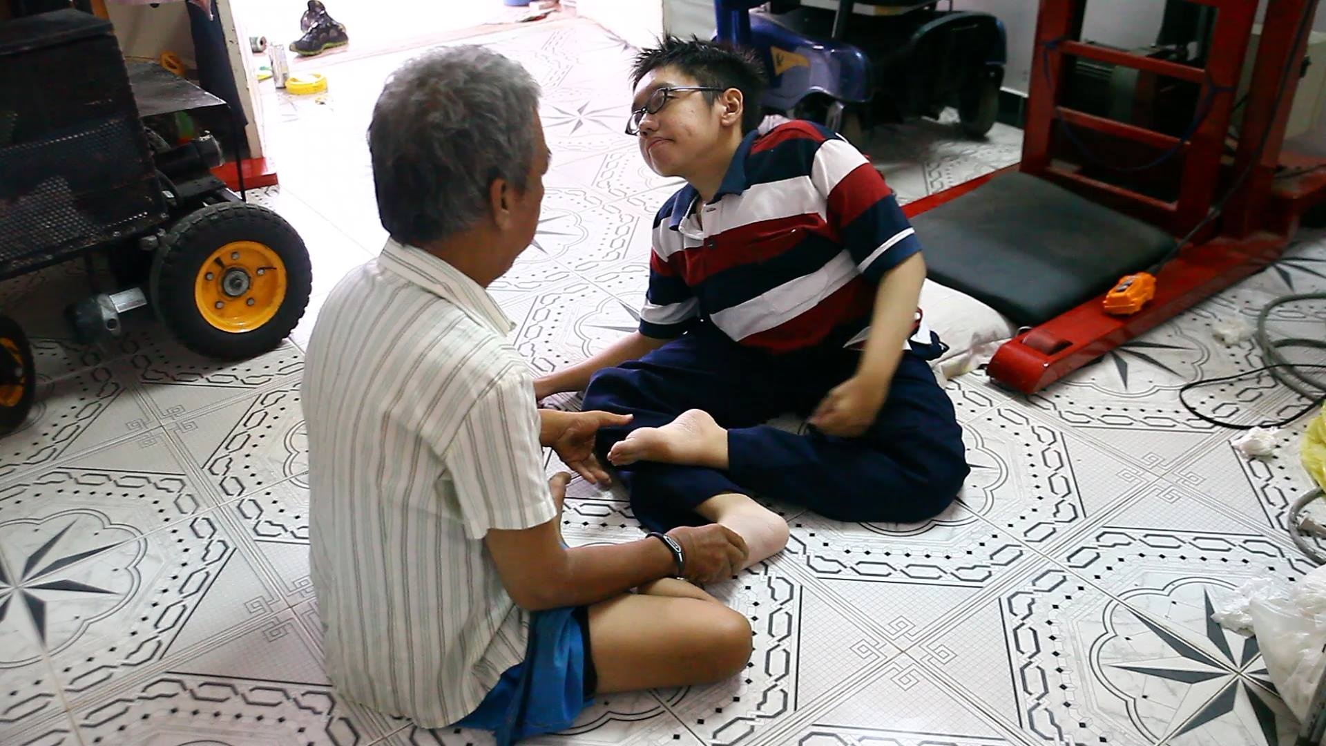 Cha tat nguyen cham con liet co hoc gioi hinh anh