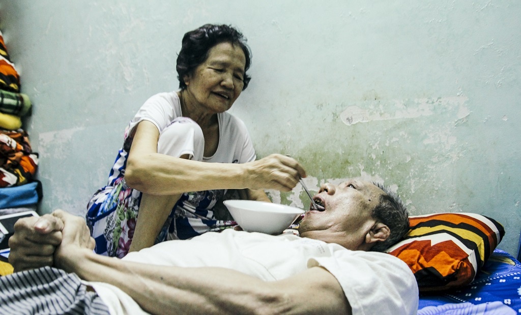 vợ bệnh bán vé số chăm chồng,  vợ bán vé số,   ảnh 3 vo benh ban ve so cham chong,  vo ban ve so, anh 3