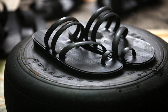 Dep cao su duoc lam tu lop xe nhu the nao? hinh anh