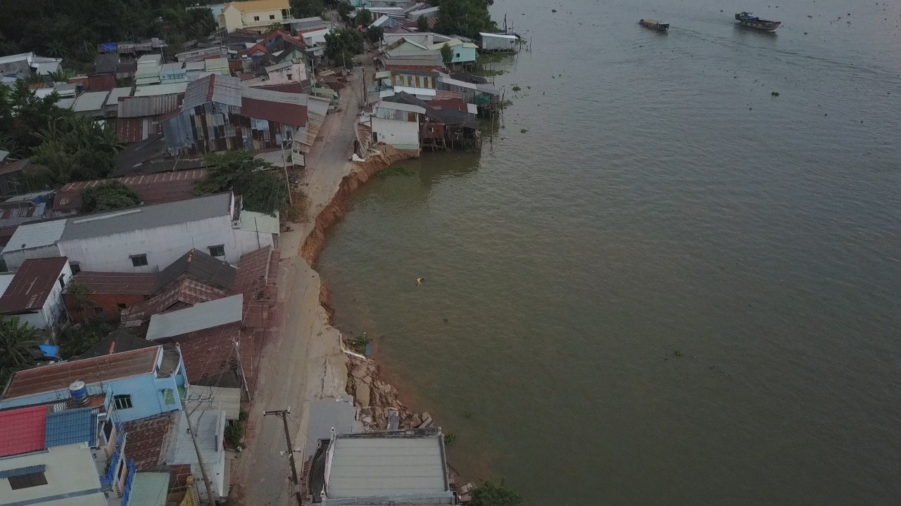 ho tu than tren song Hau anh 2