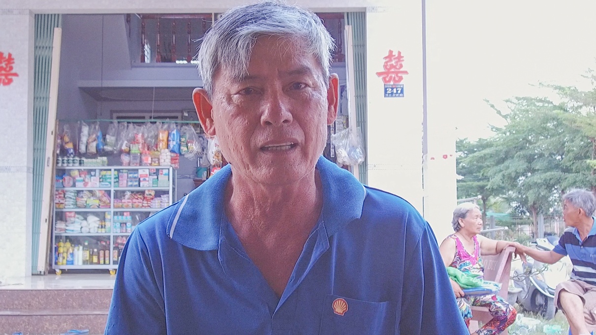 Nguoi cuu ca xom thoat chet truoc khi 16 can nha sup xuong song Hau hinh anh