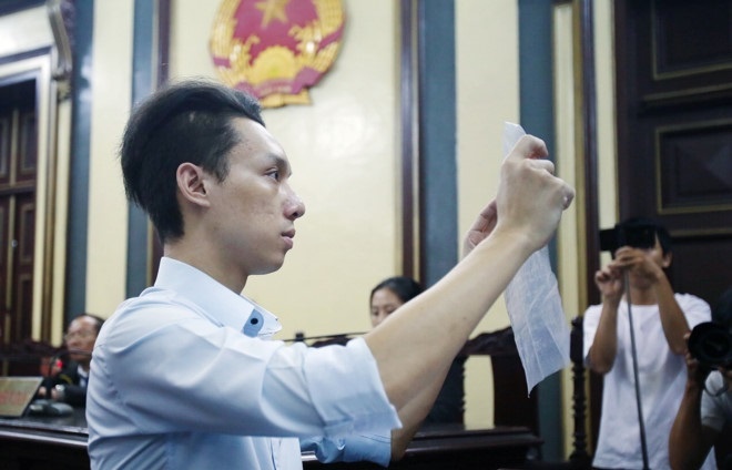 Thu nylon duoc chuyen vao qua lo thong gio trong trai giam hinh anh