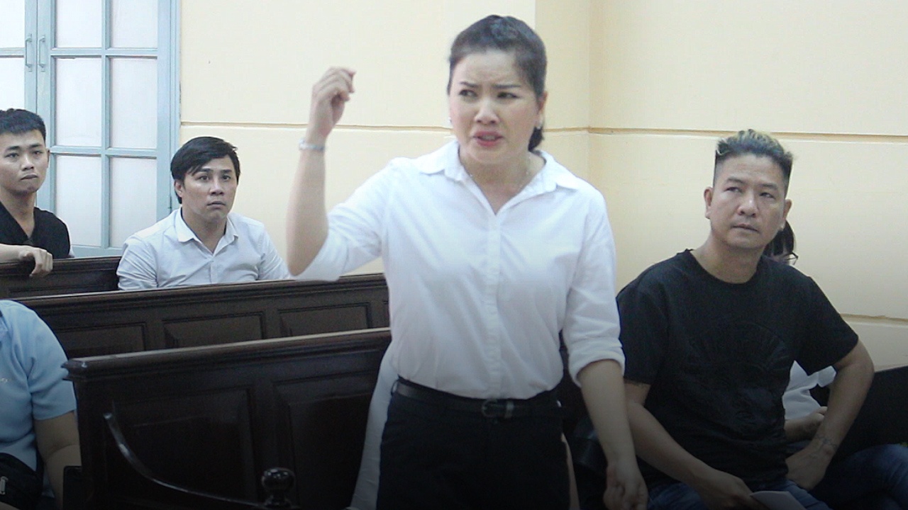 Ngoc Trinh bat khoc tai phien xu vu kien Nha hat kich TP hinh anh