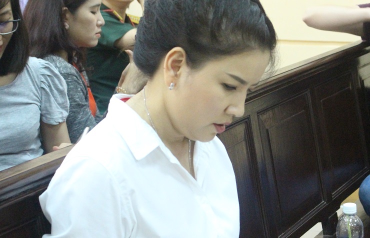 Ngoc Trinh: 'Toi van se kien nhan cho doi' hinh anh