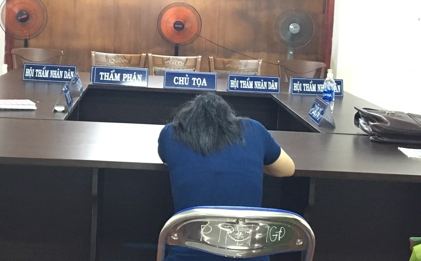 mẹ cho con uống thuốc độc,  ký sự pháp đình ảnh 2 me cho con uong thuoc doc,  ky su phap dinh anh 2