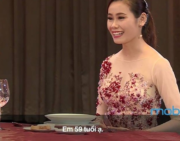 Pham Huong bat cuoi khi thi sinh kem ngoai ngu tu nhan...59 tuoi hinh anh